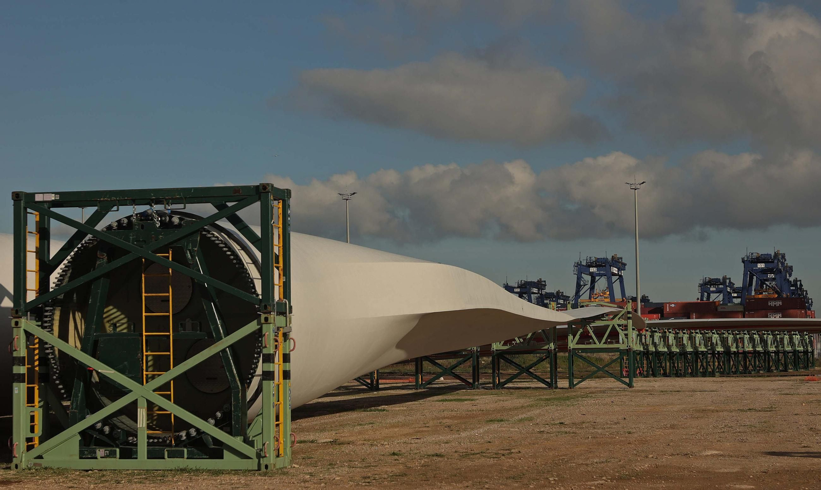 Los aerogeneradores descargados en el muelle de Isla Verde Exterior del Puerto de Algeciras, en imágenes
