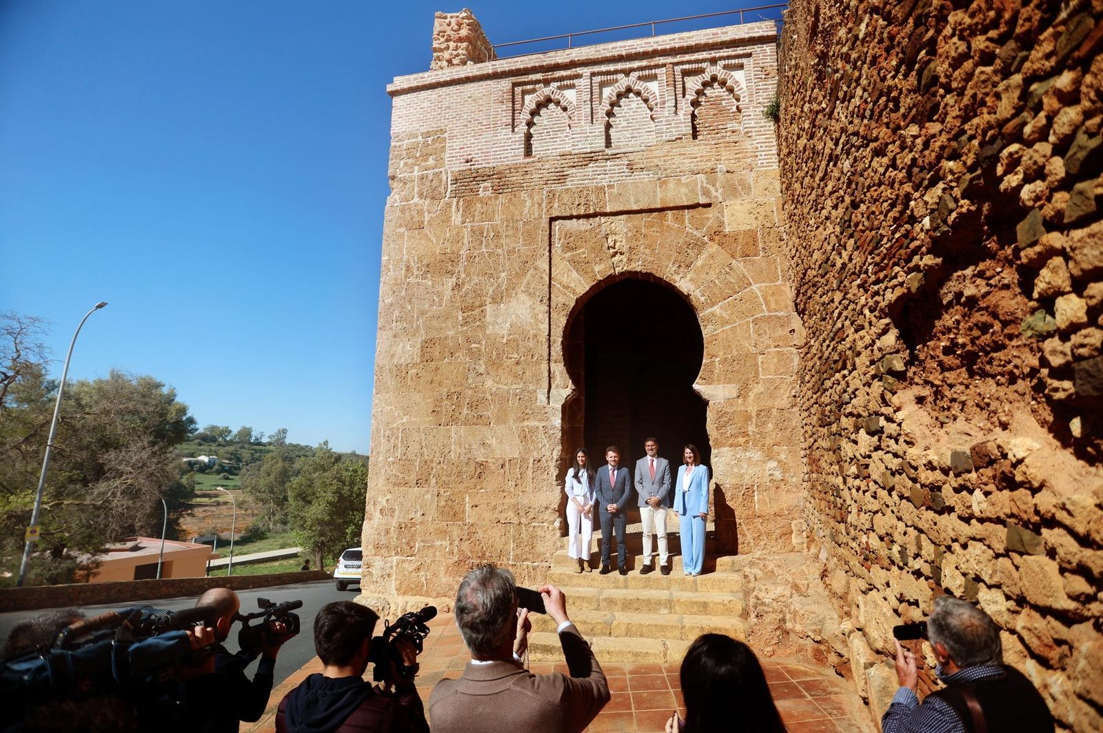 Imágenes de la visita a las obras de restauración de la Puerta del Buey en Niebla