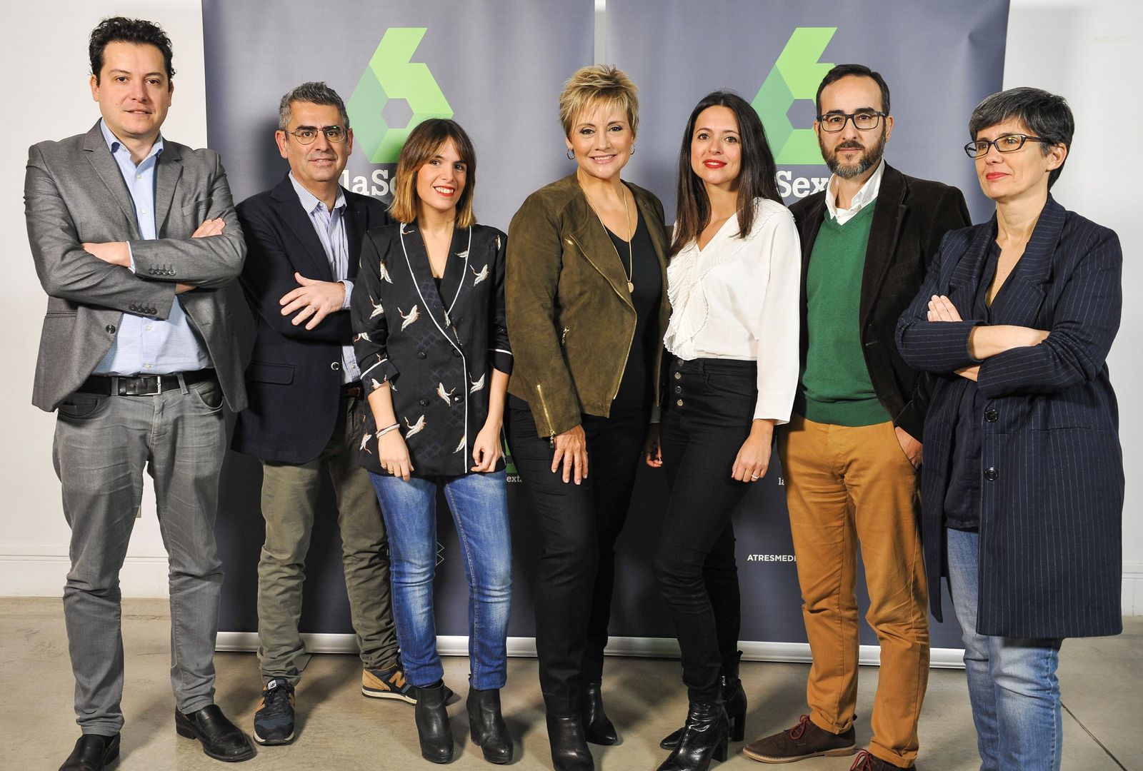 Gloria Serra con integrantes de su equipo y directivos de La Sexta.