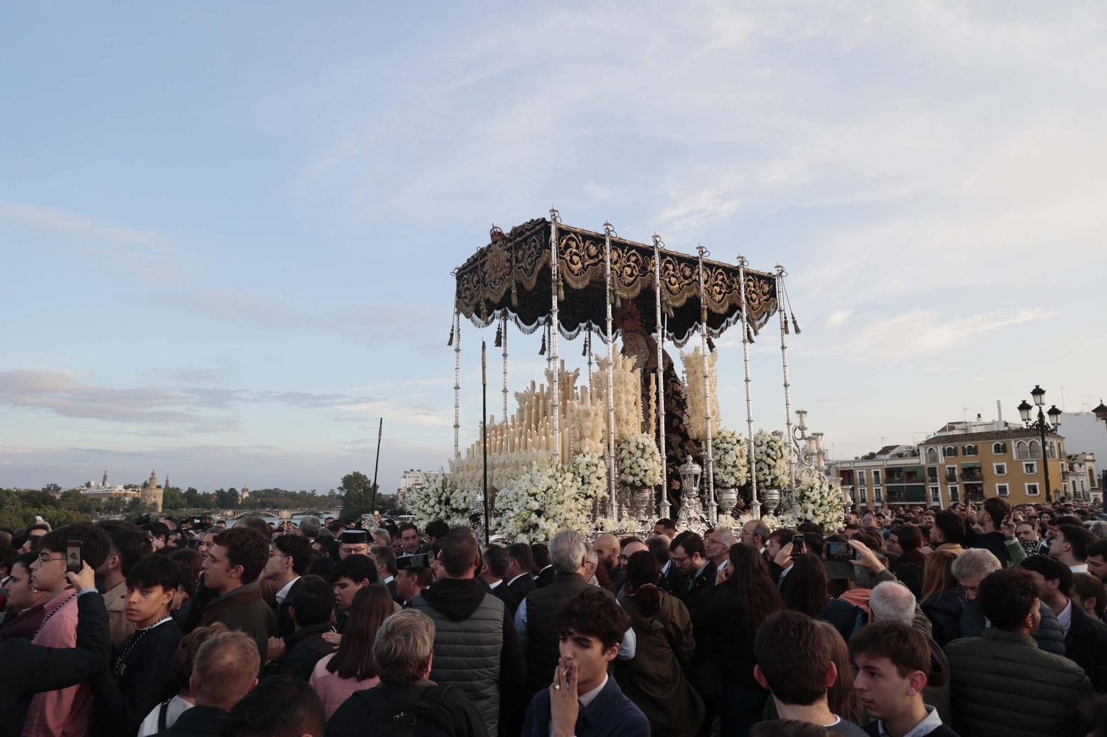 Las imágenes de la procesión del traslado de la Estrella a la catedral