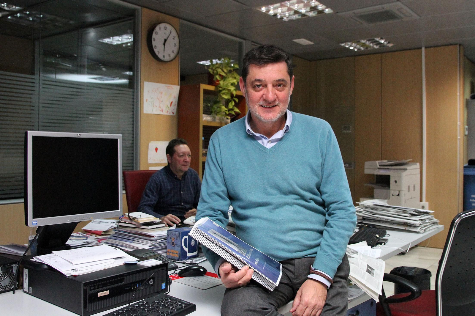 Eduardo Sugrañes posa en la redacción de Huelva Información.