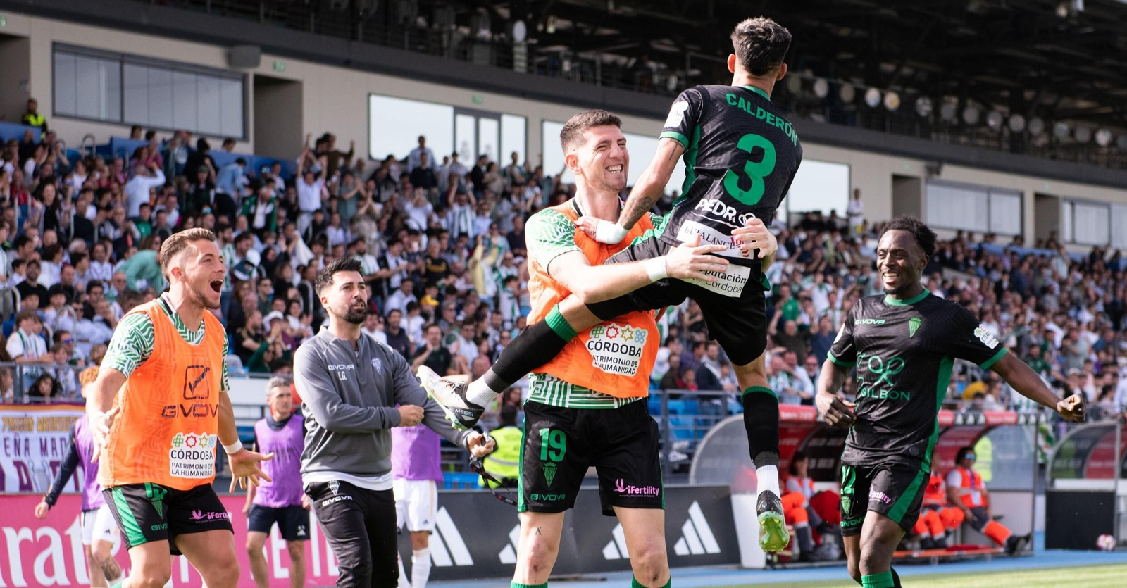 Toril abraza a Calderón tras el primer gol del Córdoba CF ante el Real Madrid Castilla.