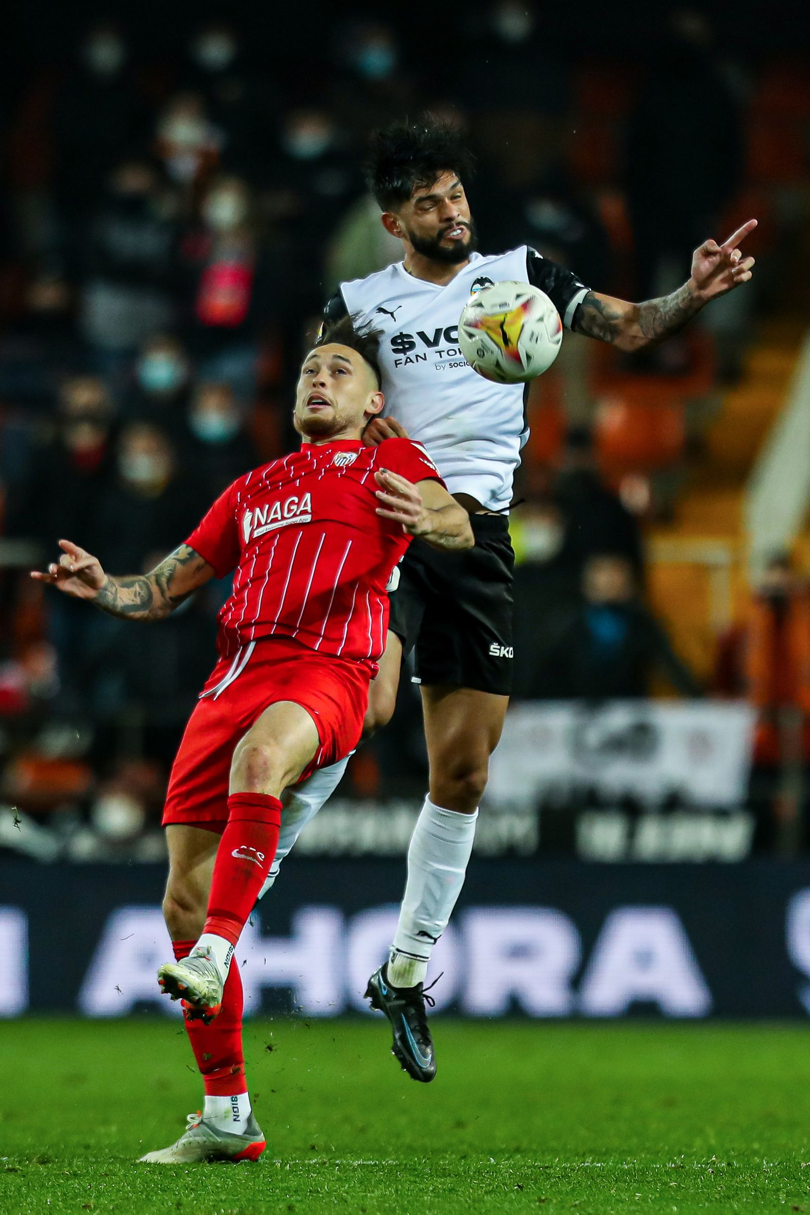 Ocampos salta con Alderete.