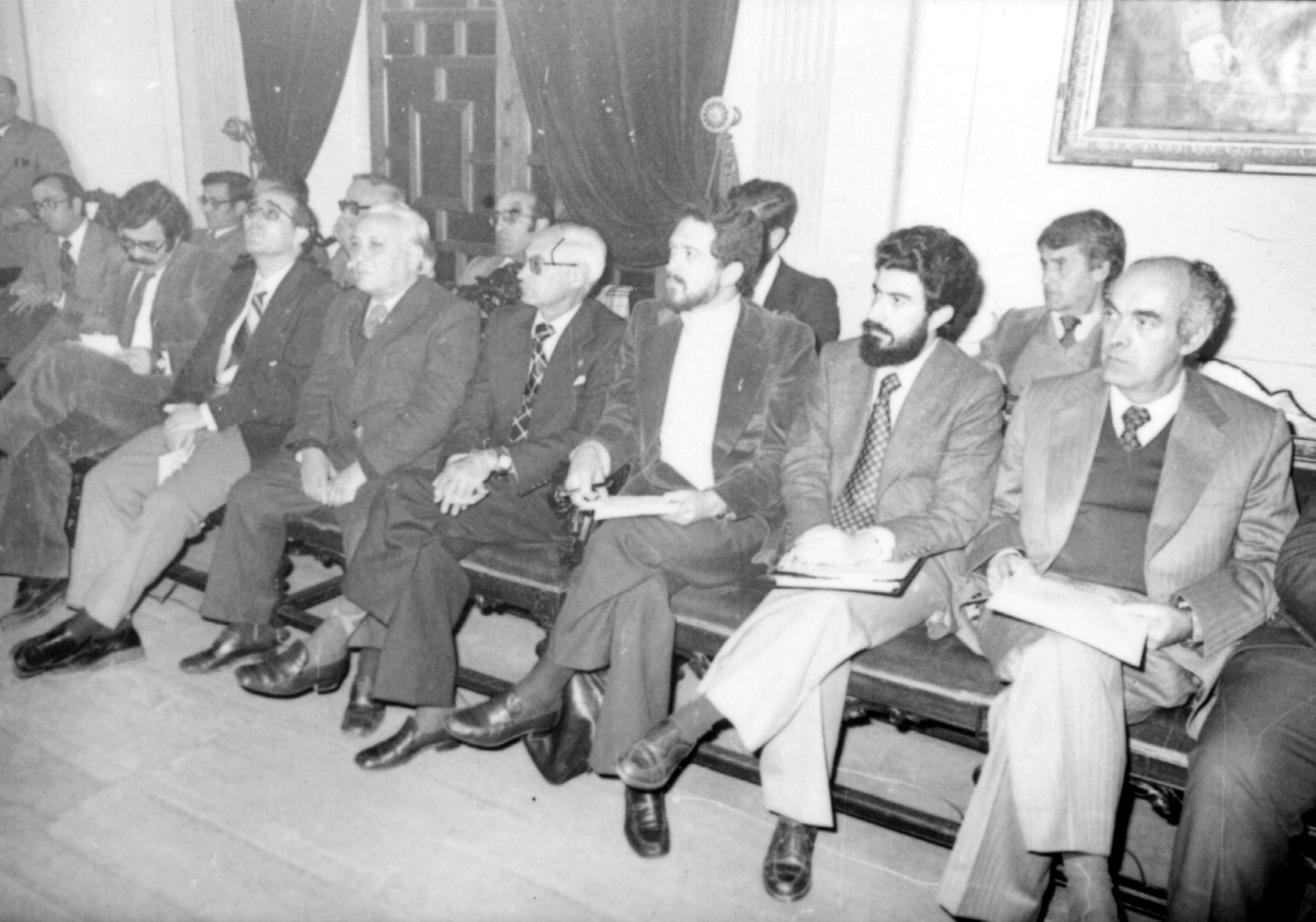 En primer plano, los representantes de los ocho partidos extraparlamentarios que también firmaron el Pacto de Antequera el 4 de diciembre de 1978