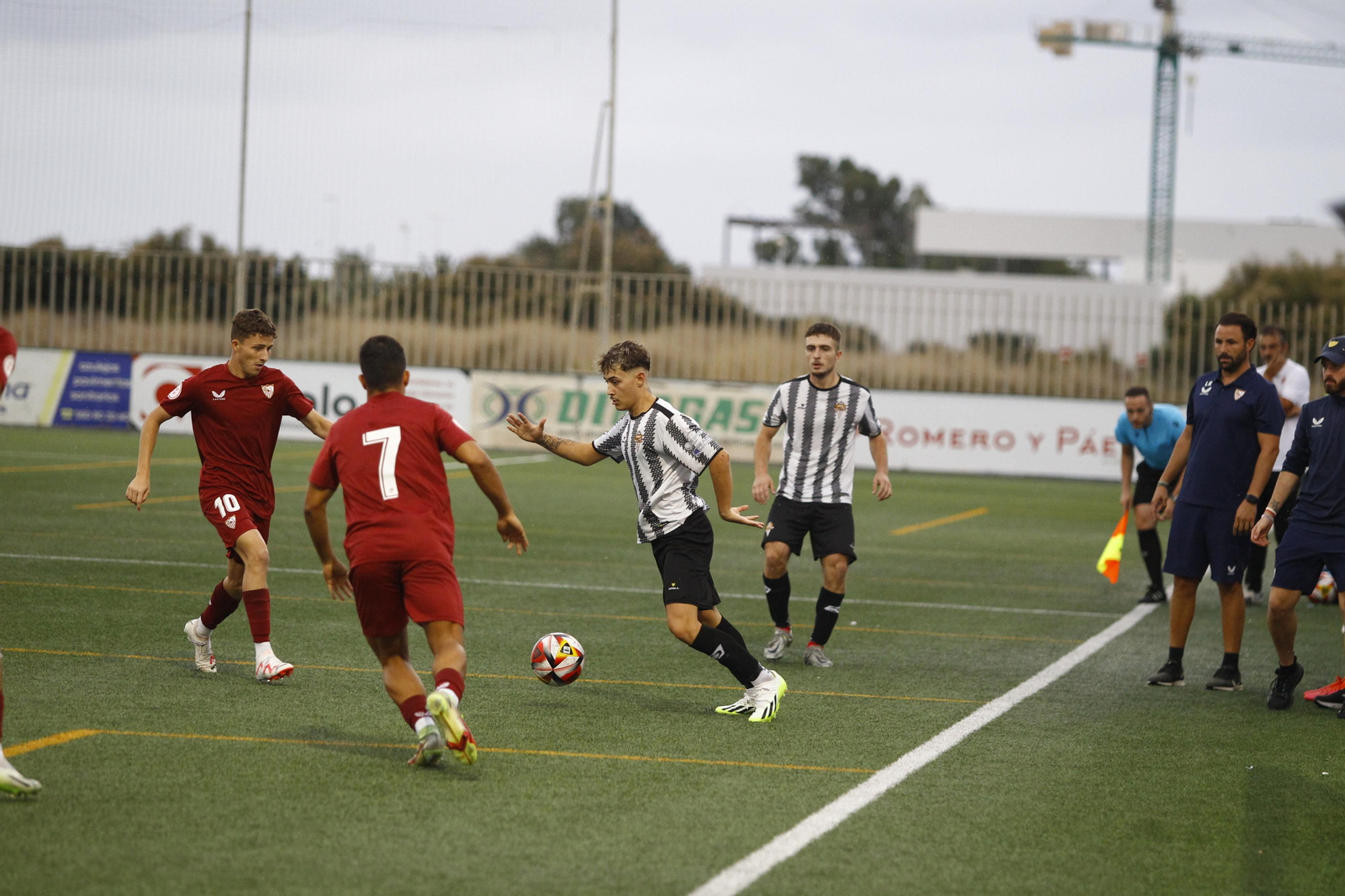 Un jugador del conjunto almeriense trata de salir de la presión rival en un partido de este curso.