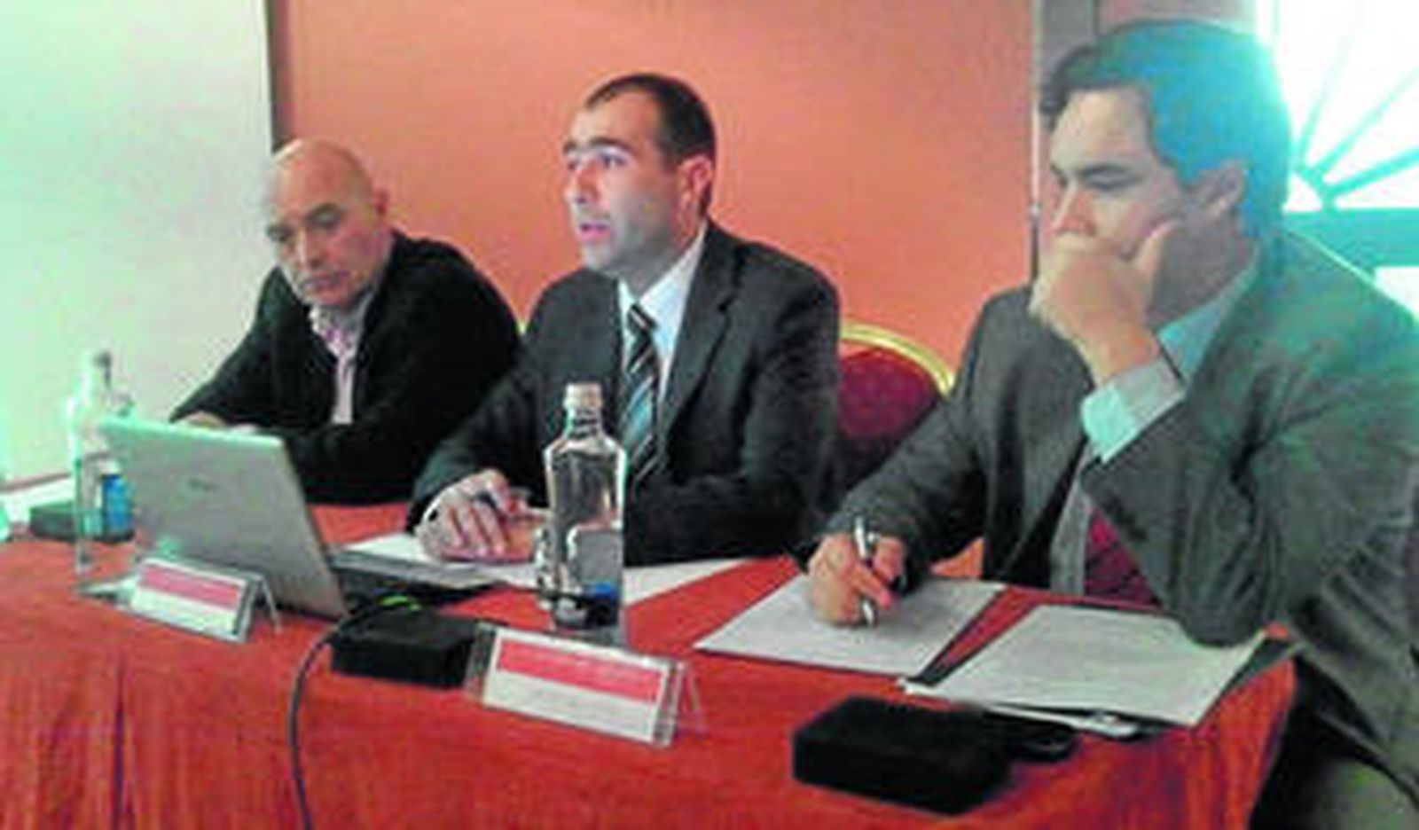 El presidente de Aesba -en el centro-, Manuel Piedra, durante la asamblea en Rota.