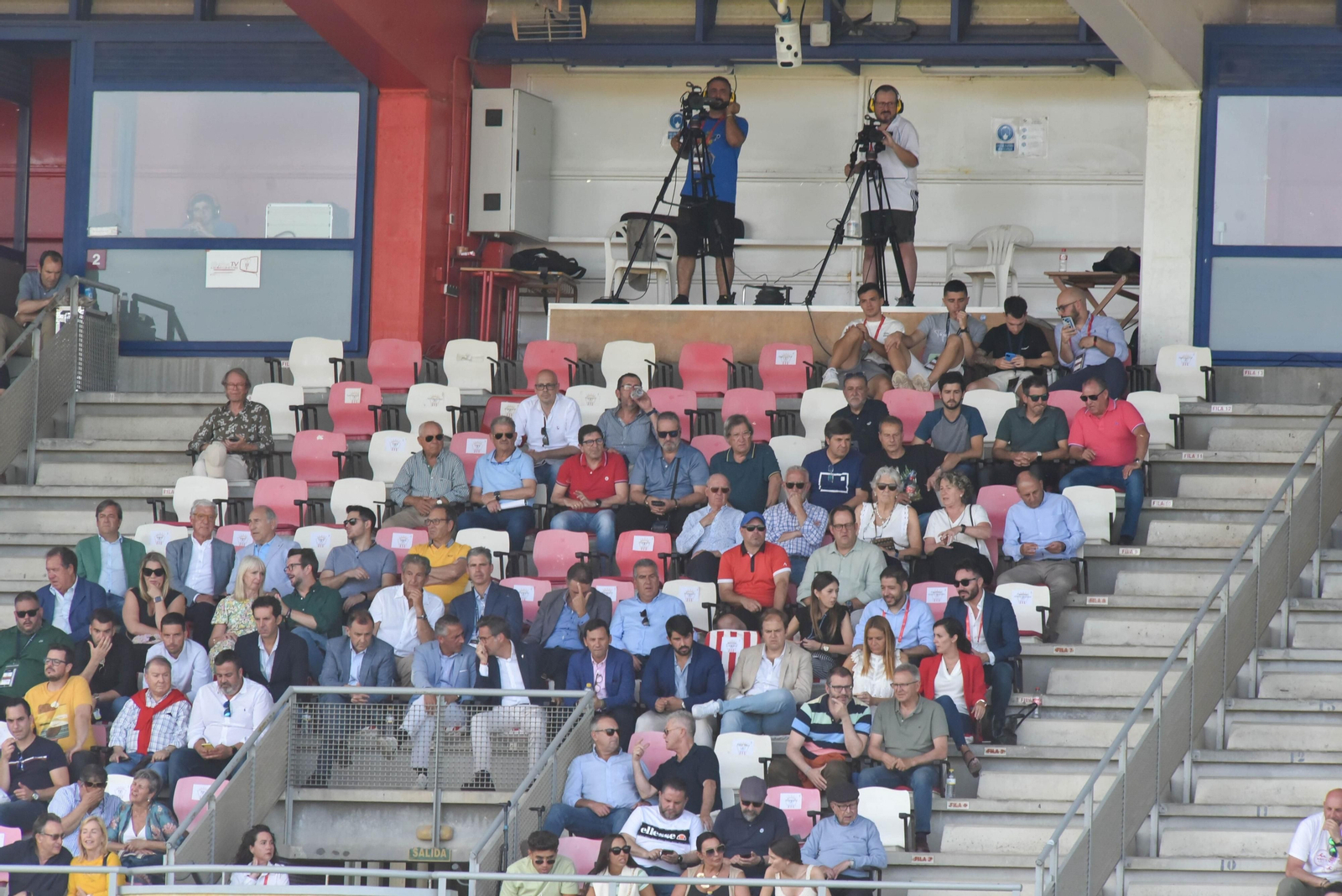 Dos cámaras sobre el palco del Nuevo Mirador.