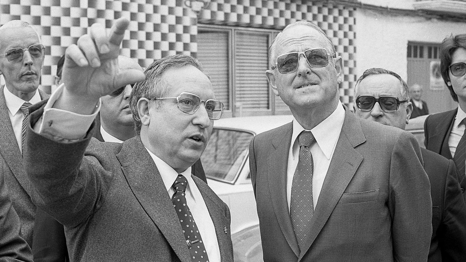 Gonzalez Barberán le explica al embajador danés aspectos del pueblo.