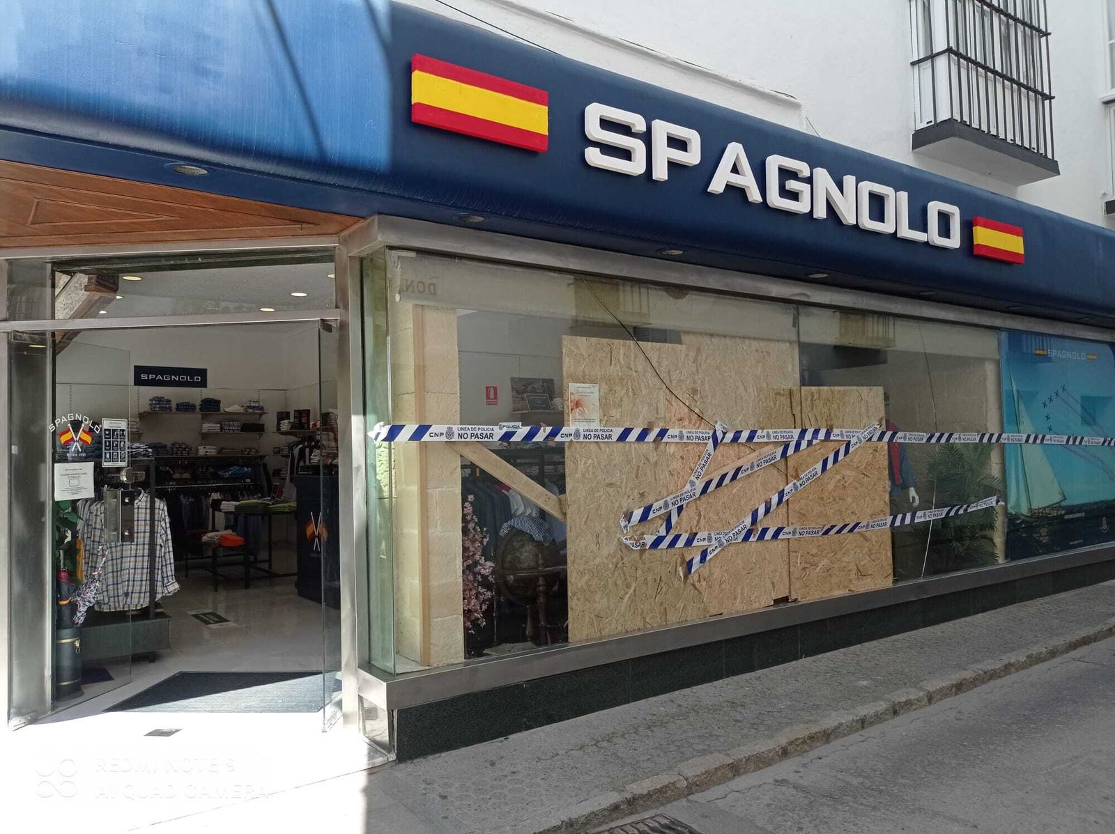 El escaparate de Spagnolo en Sanlúcar, tapado y precintado tras el asalto nocturno.