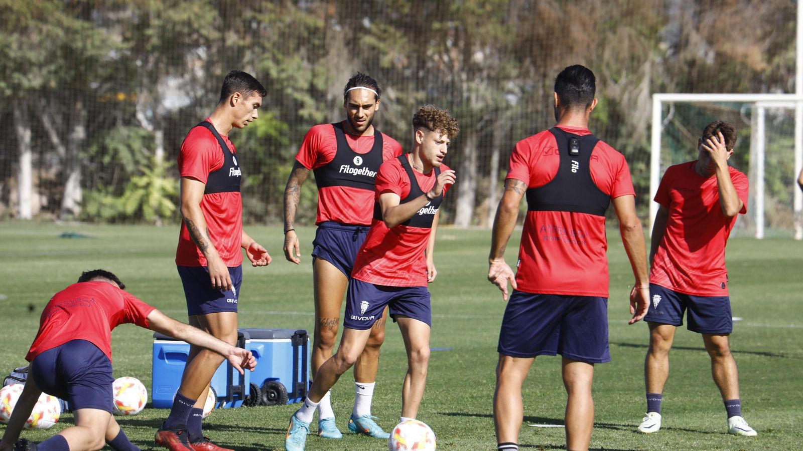 Simo conduce el balón ante la mirada de sus compañeros.
