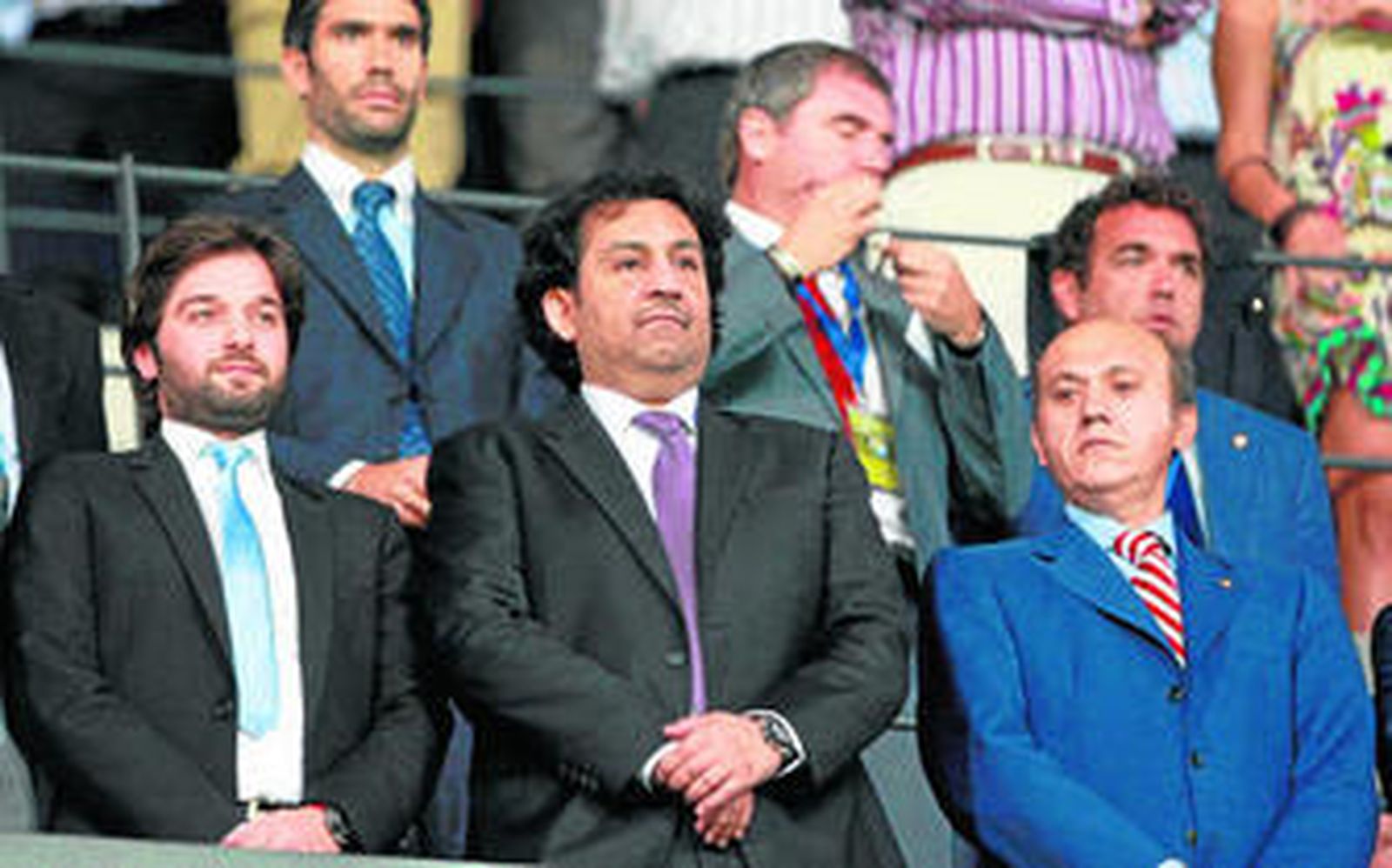 Abdullah Al-Thani, junto a su vicepresidente Ghubn y a Del Nido, durante el partido Málaga-Sevilla de la pasada campaña.
