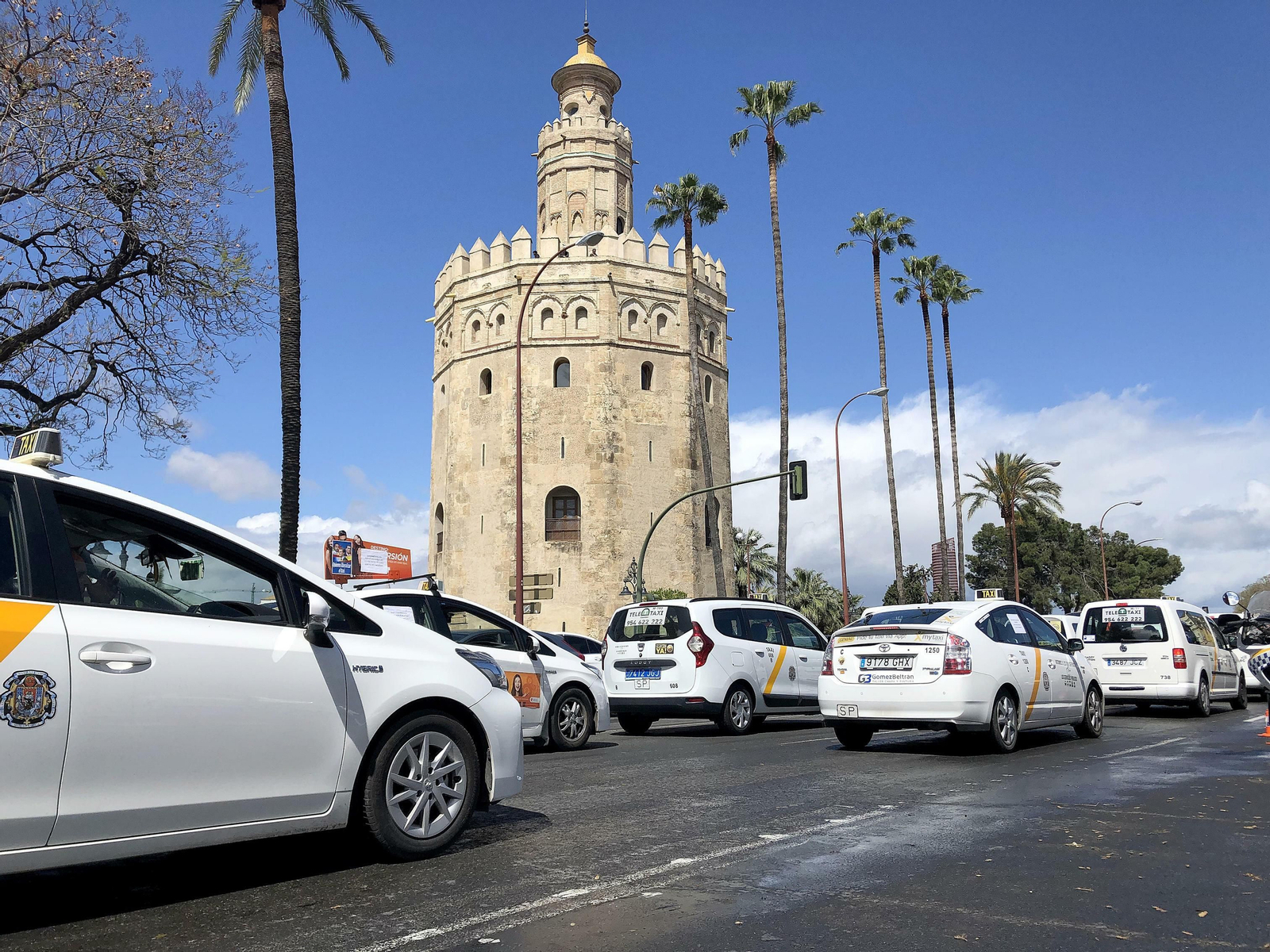 La protesta de los taxis, junto a la Torre del Oro.