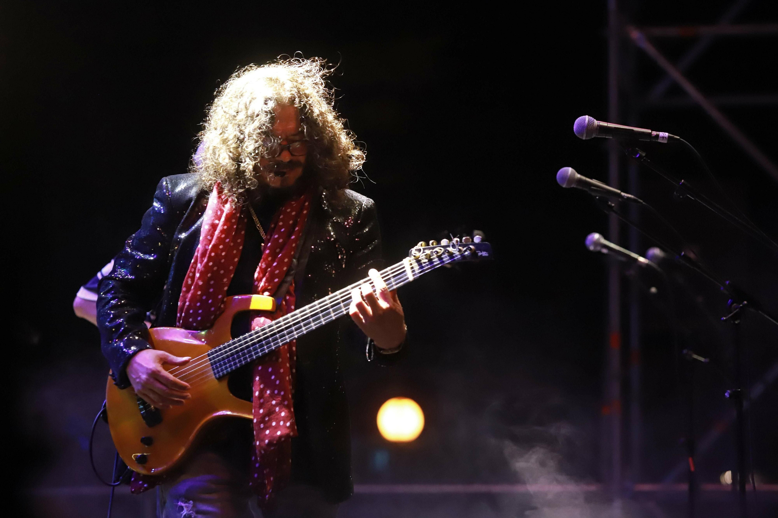 El músico Raimundo Amador, durante una actuación.