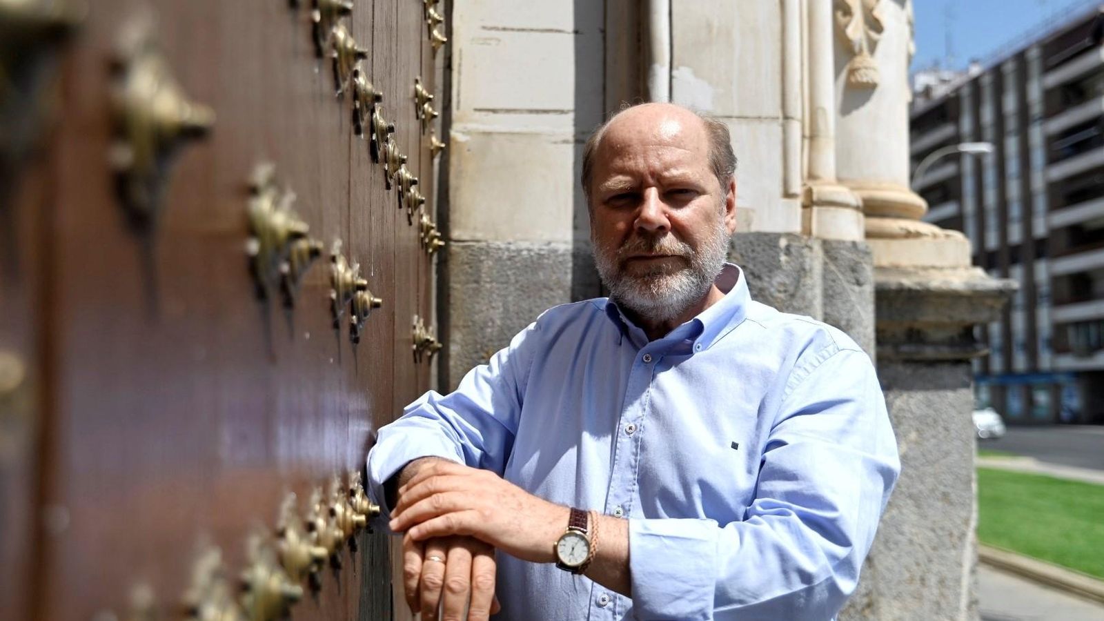 Luis Galán, ante la iglesia de la Merced.