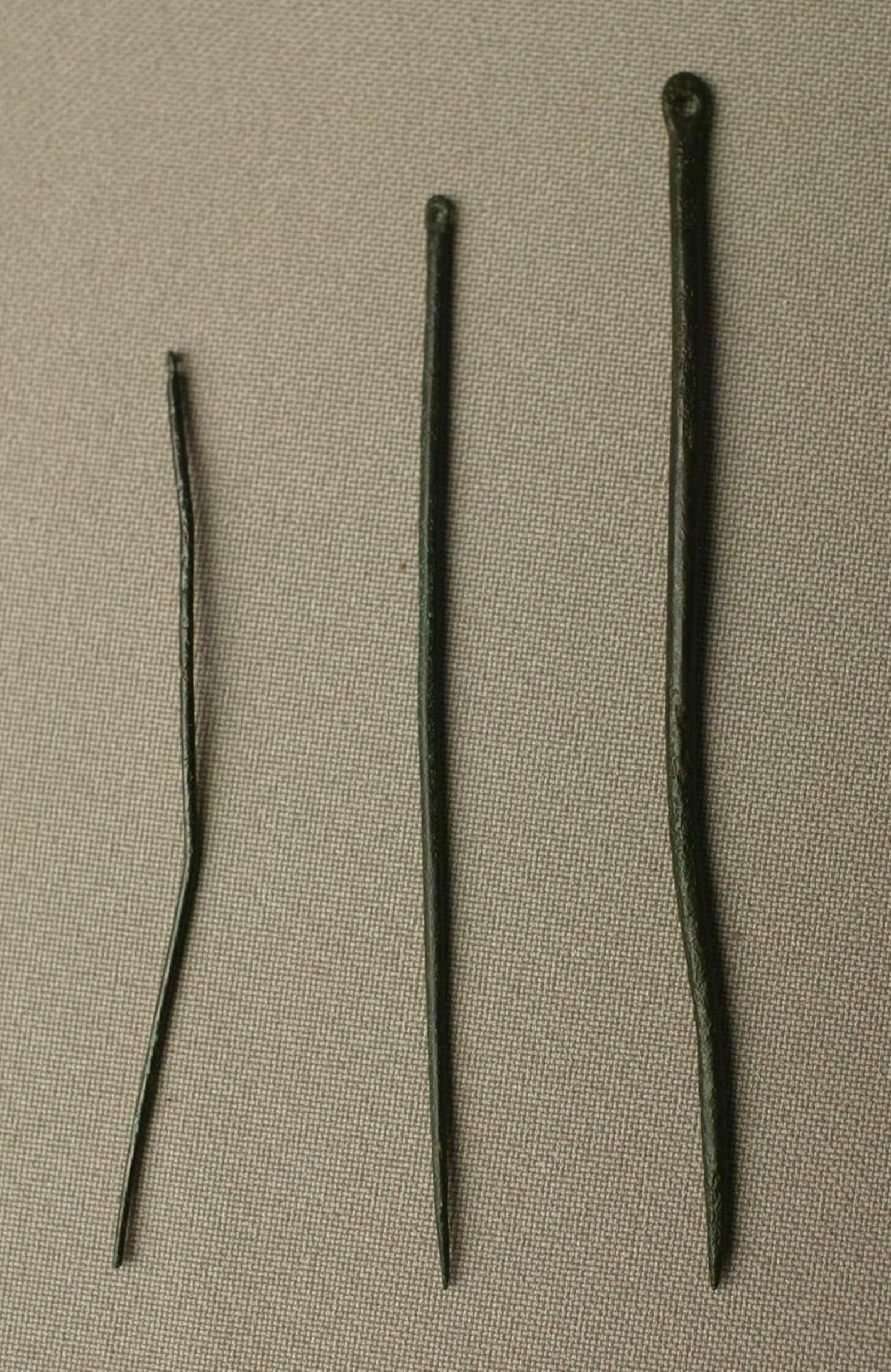 Agujas de bronce para coser redes halladas en la factoría de la calle San Nicolás.