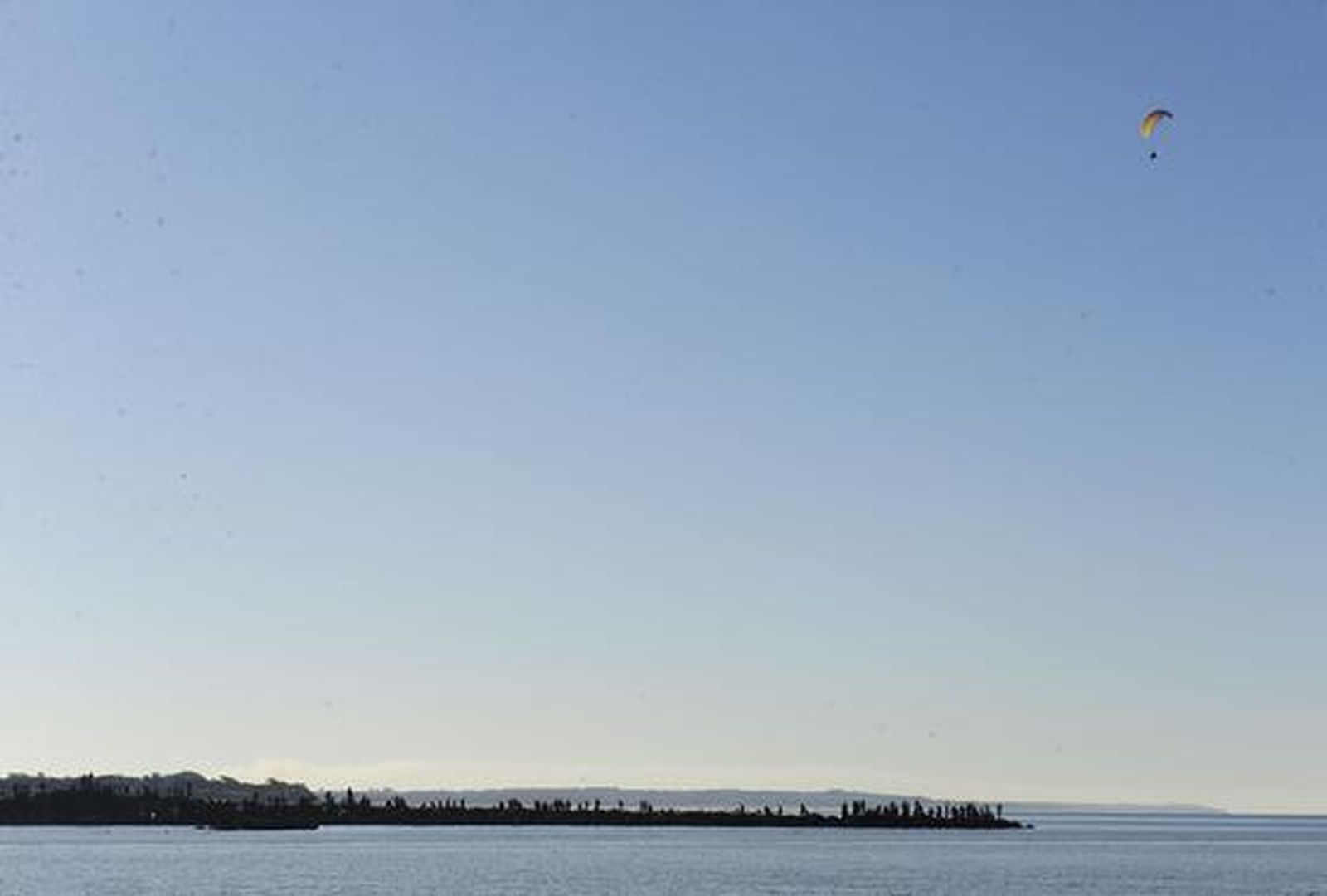 Durante la mañana en la playa de Camposoto, se han reunido cientos de personas para disfrutar la marea./Elías Pimentel

Foto: Elias Pimentel