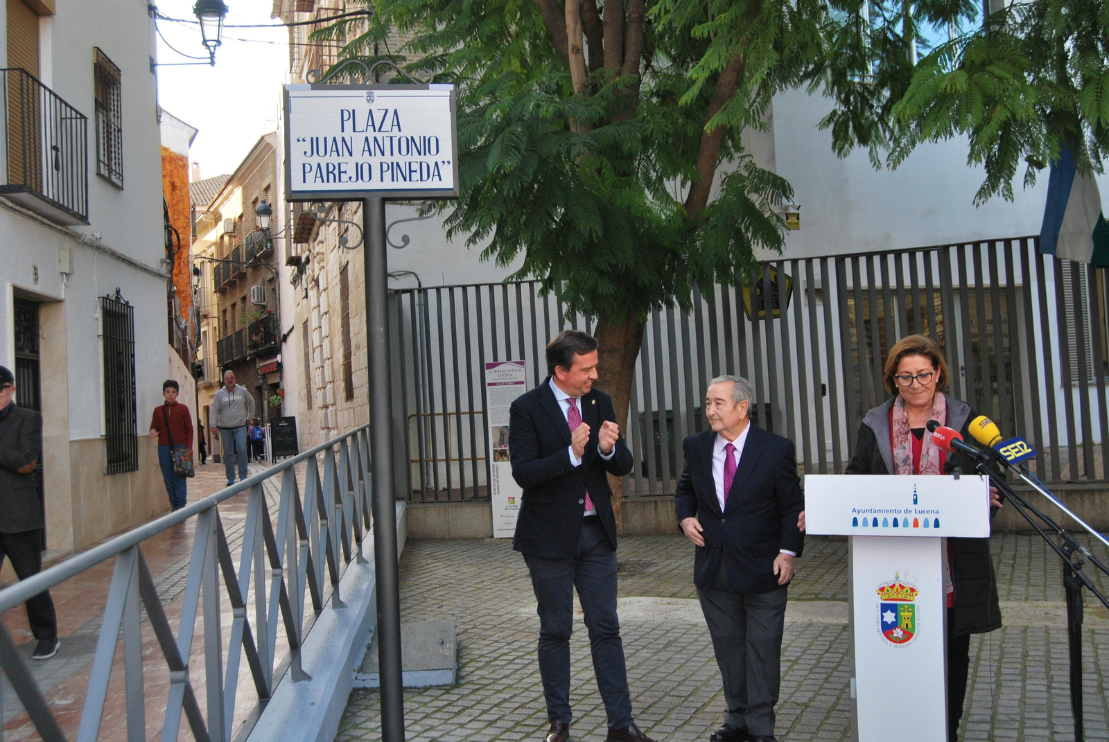 Un momento del descubrimiento de la placa.