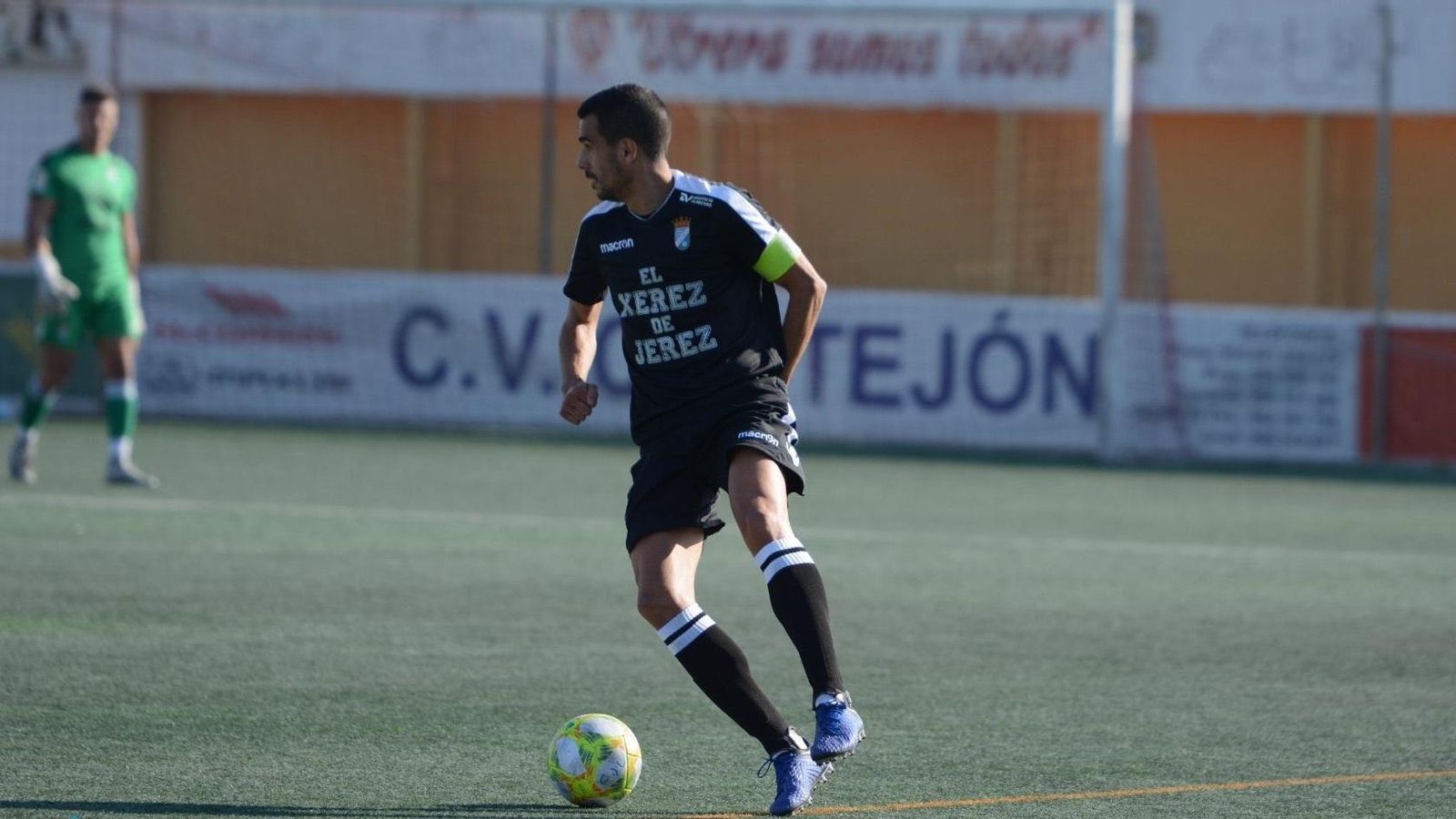 Isra, capitán del Xerez CD, en un lance del partido.