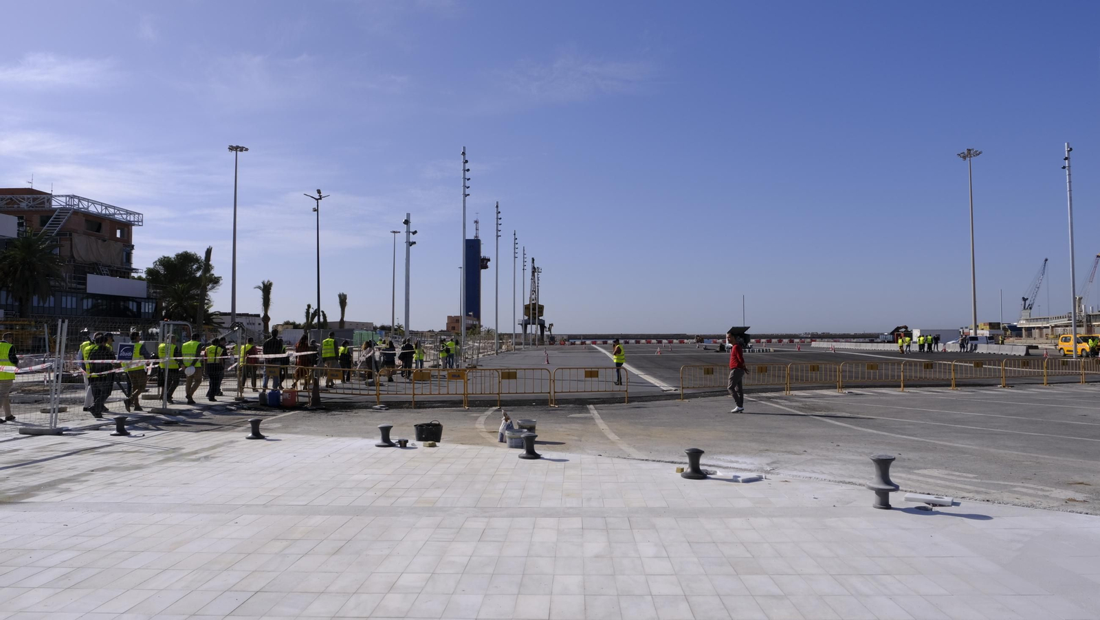 La prueba del izado de la bandera española y las obras del Puerto de Almería, en imágenes