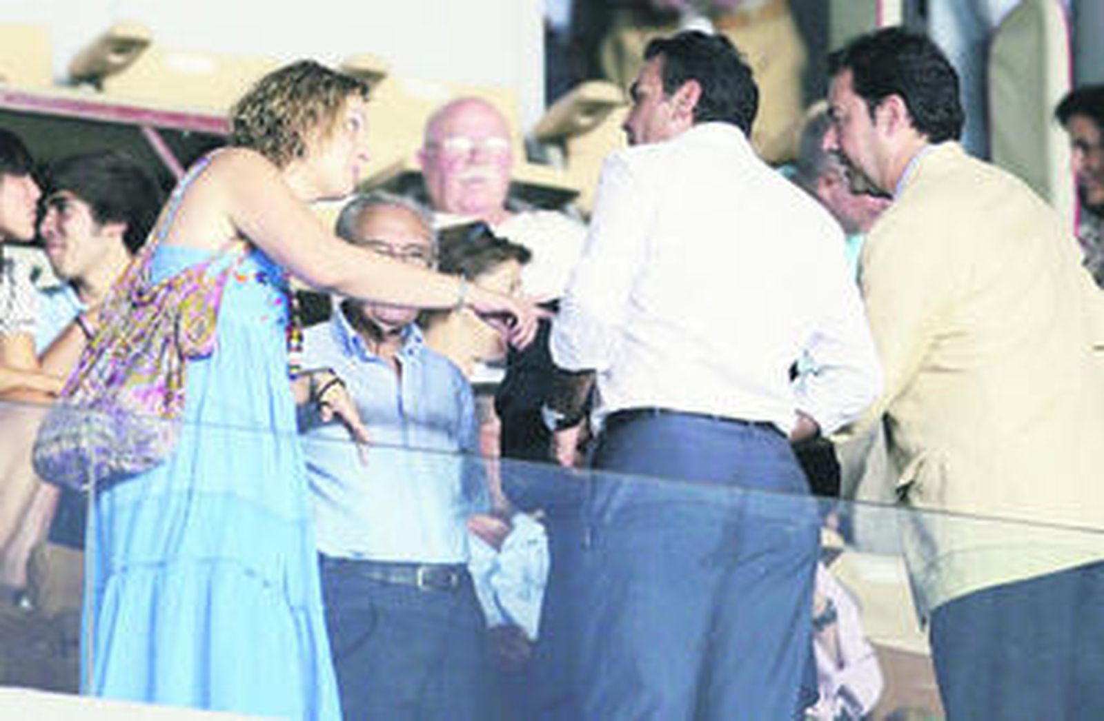 Ainhoa Gil, delegada de Deportes, y Carlos Osma, el martes en el estadio Chapín.