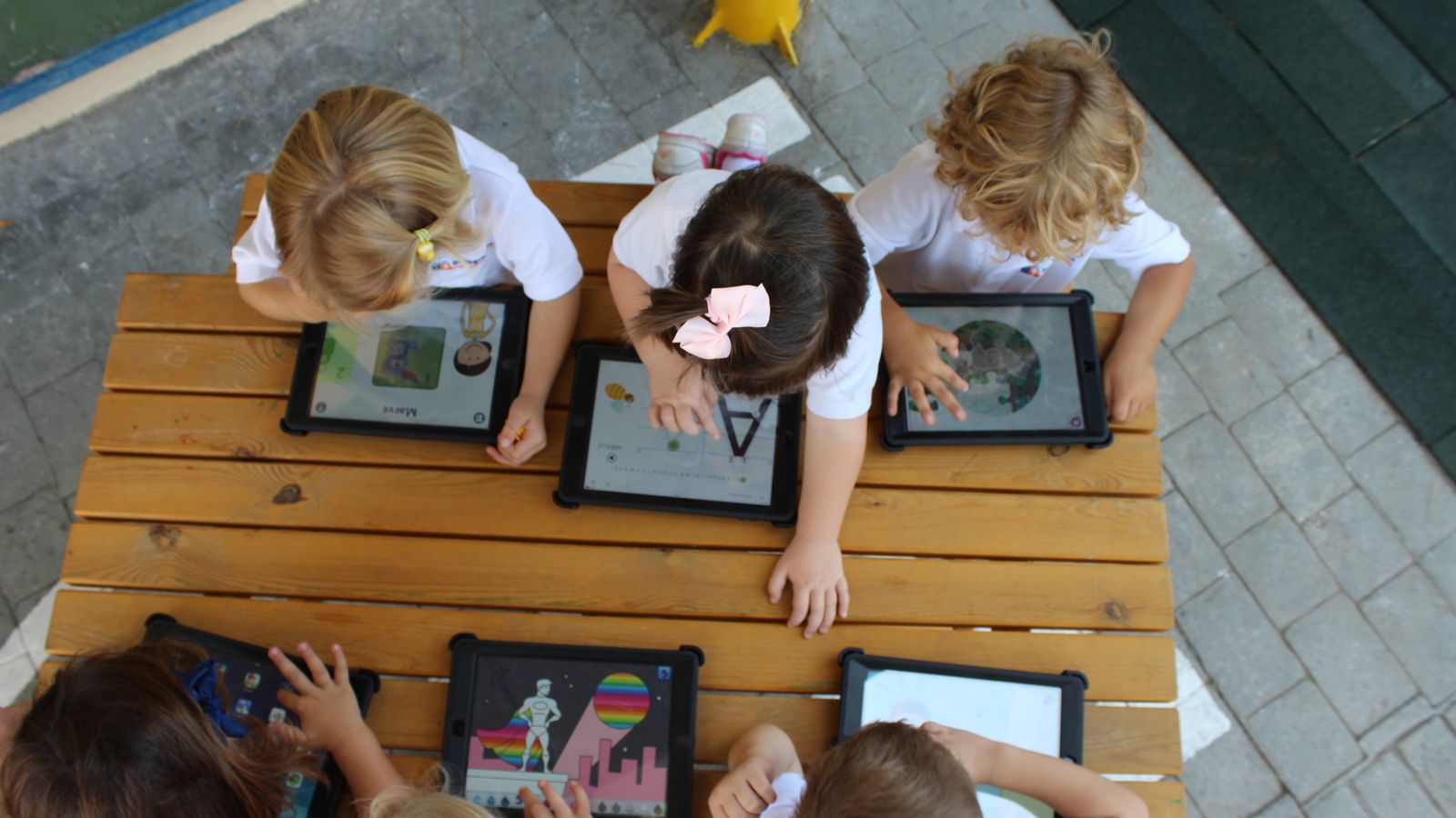 Alumnos de primaria utilizando las nuevas tecnologías.