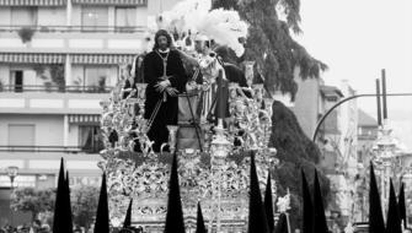 El enorme misterio barroco de la Estrella, a su paso por la avenida del Brillante.