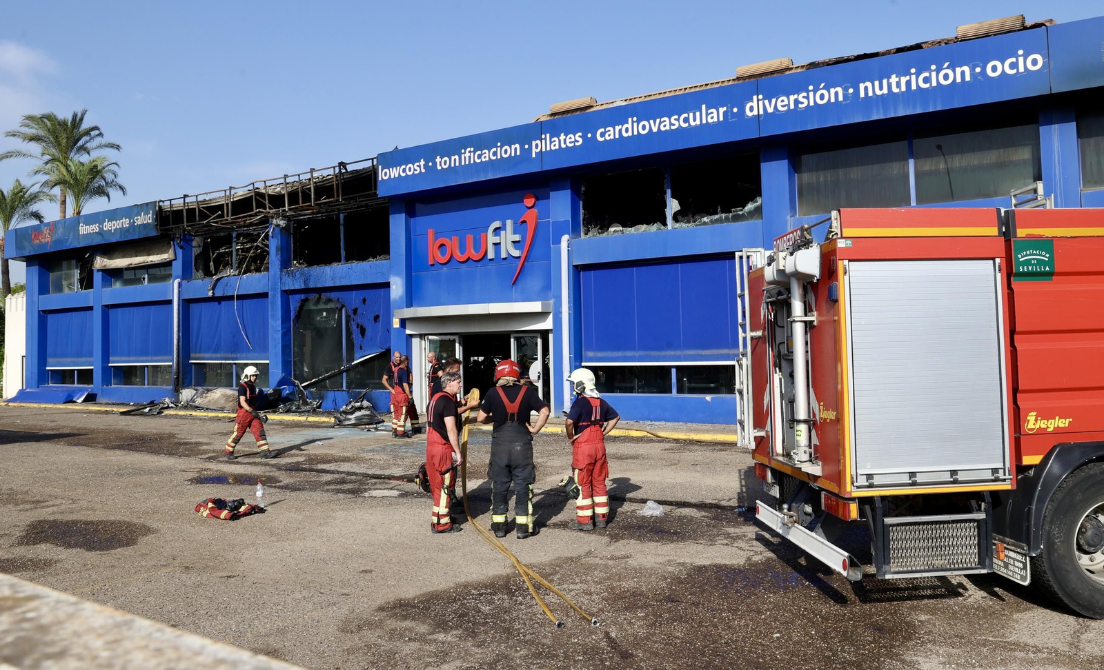 Incendio en el gimnasio Lowfit de Castilleja de la Cuesta