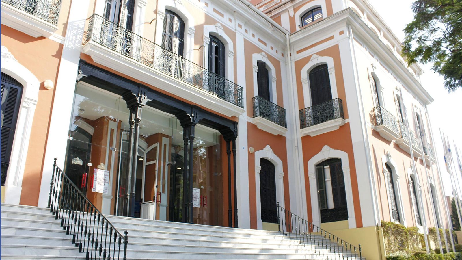 Entrada principal de la Casa Colón