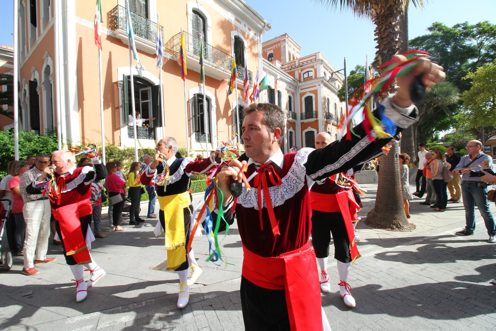 Imágenes del desfile Iberoamericano de bailes.