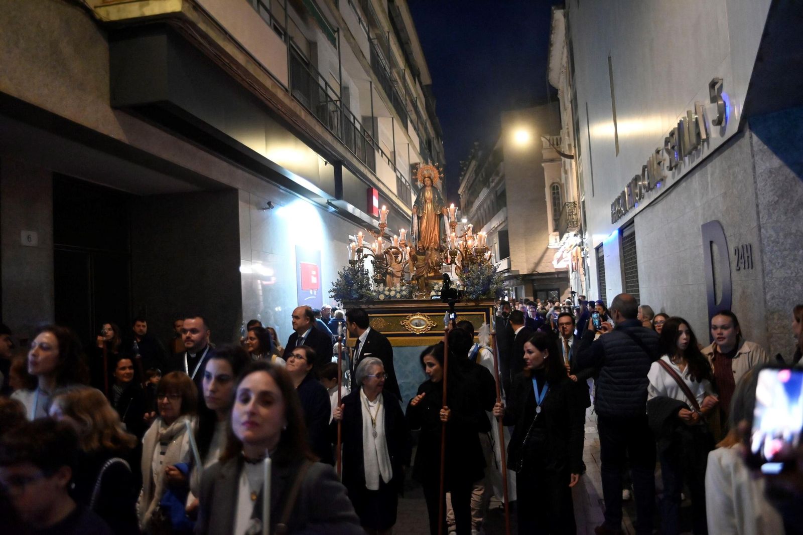 La procesión de la Virgen de la Medalla Milagrosa de Córdoba, en imágenes