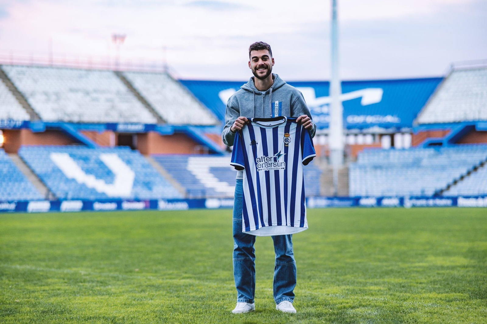 Luis Alcalde posa con la camiseta del Recreativo de Huelva tras anunciarse su renovación.