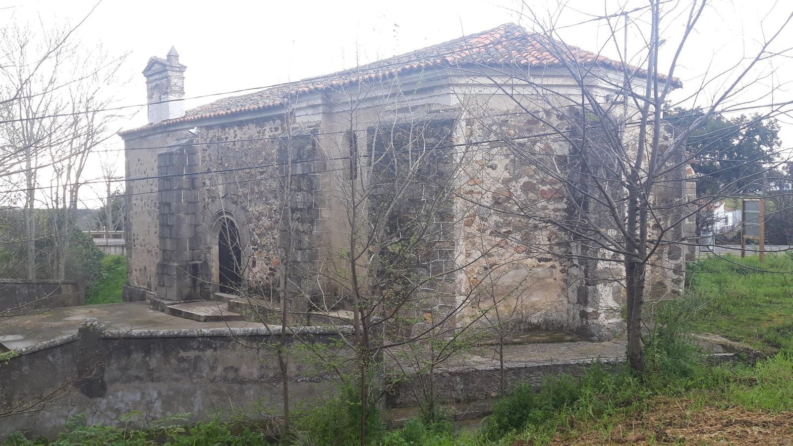 La capilla junto al Castillo de Grimaldo.