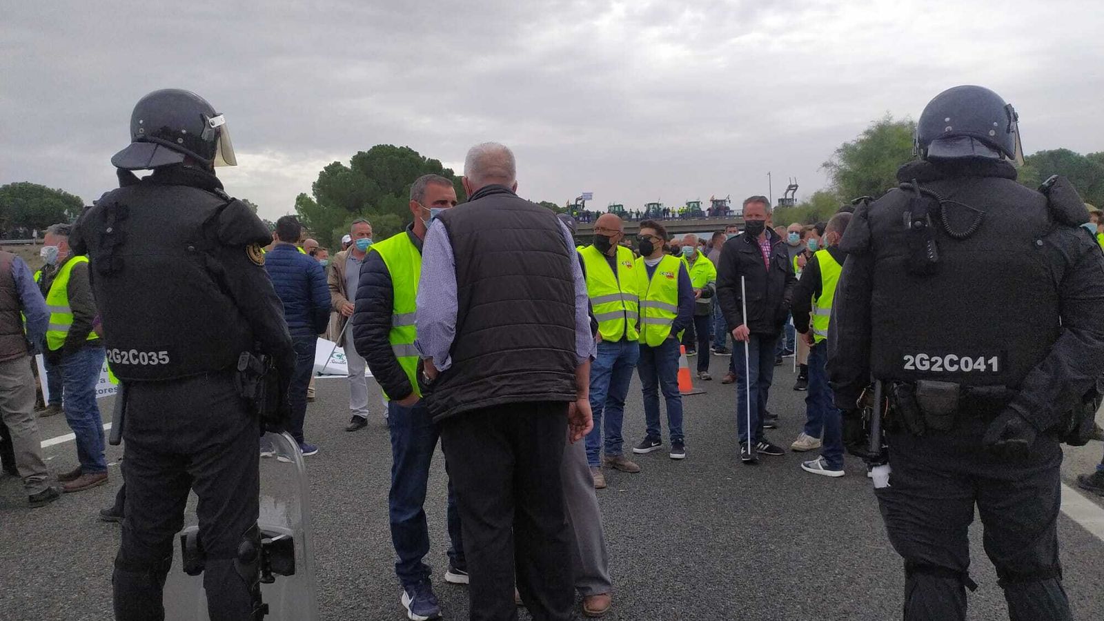 Manifestantes y Policía Nacional, en la protesta del sector agrario.