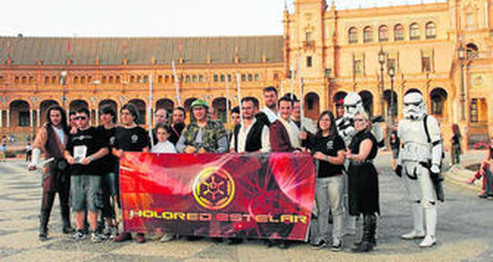 1. Miembros de la asociación sevillana HoloRed Estelar en un acto en la Plaza de España. 2 y 3. Barcaza de Jabba el Hutt, R2-D2 y C3P-O, expuestos el año pasado en las jornadas.