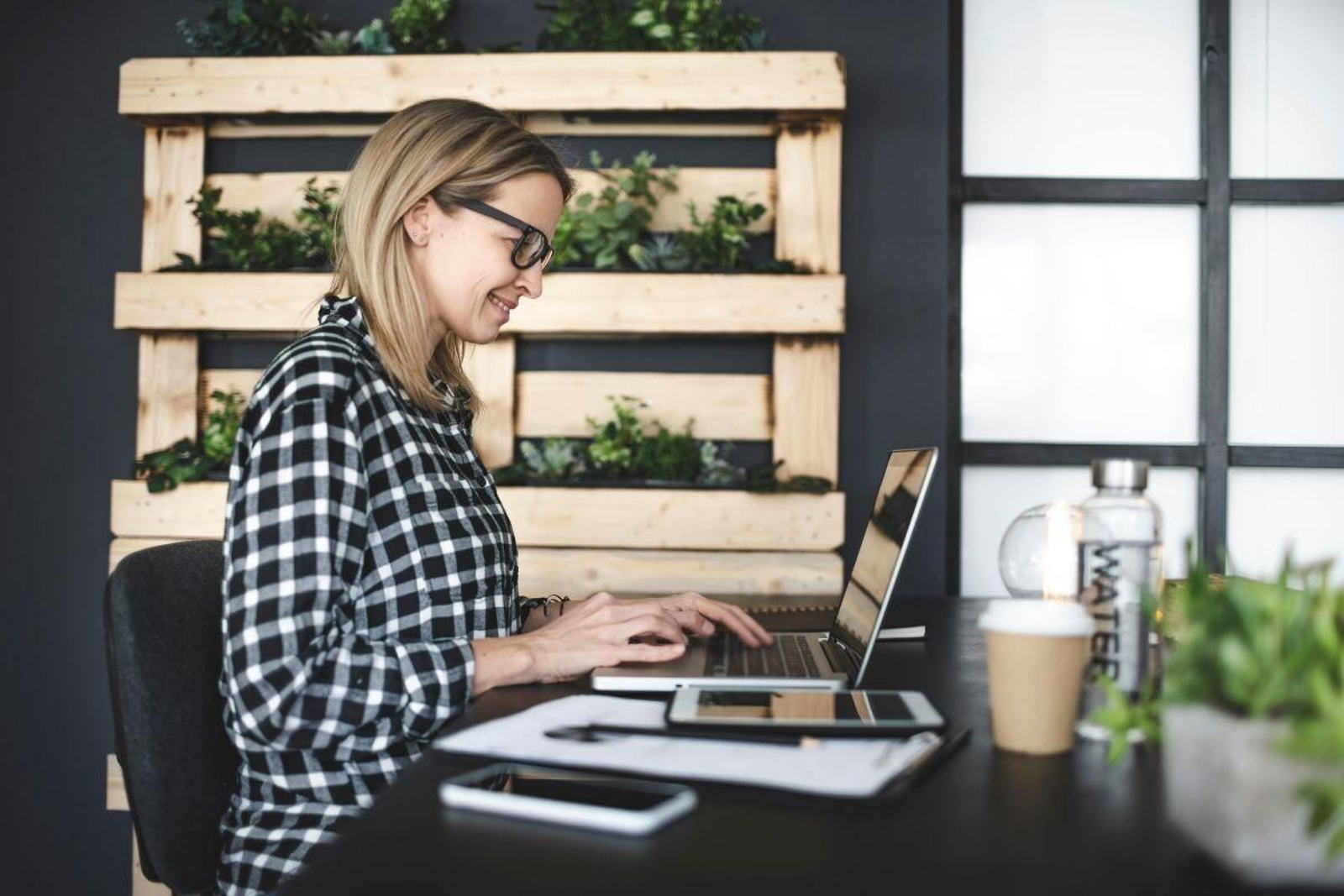 Trabajadora en su puesto.