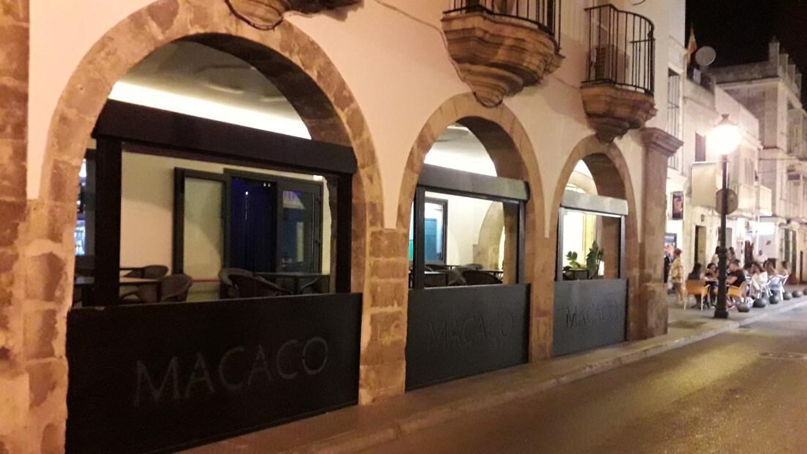 El cerramiento de los tradicionales soportales de la Ribera del Río reduce la accesibilidad.