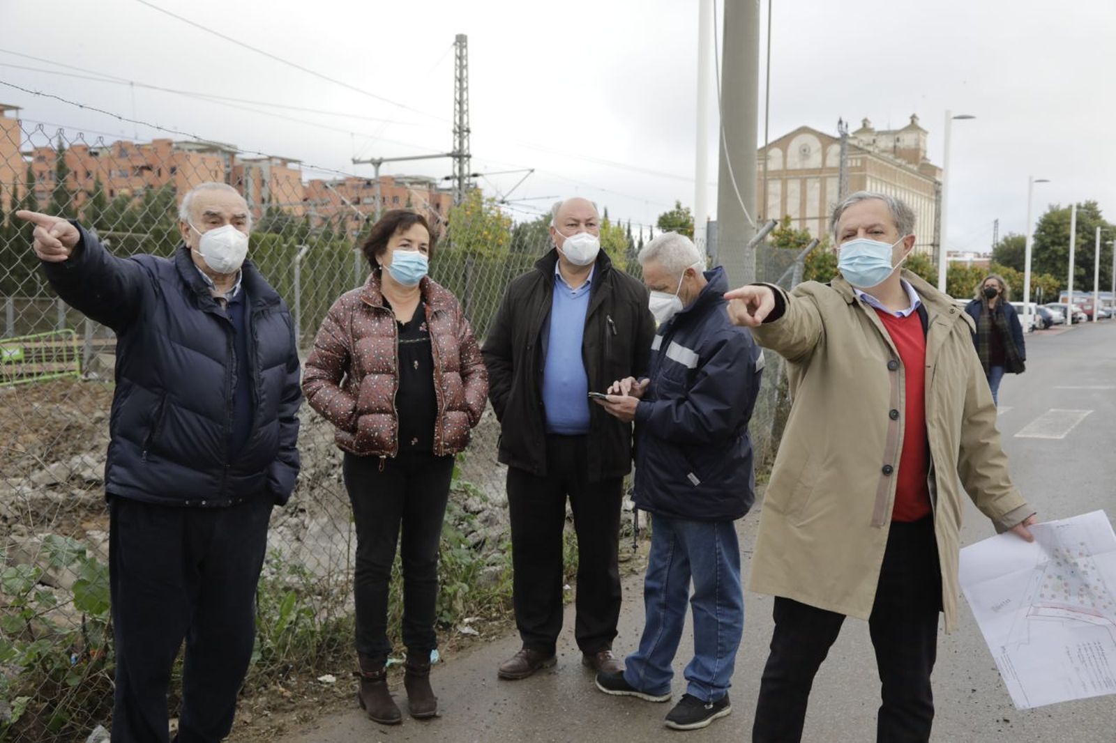 Fuentes, junto a vecinos y técnicos de Urbanismo, en la zona en la que ya se trabaja.