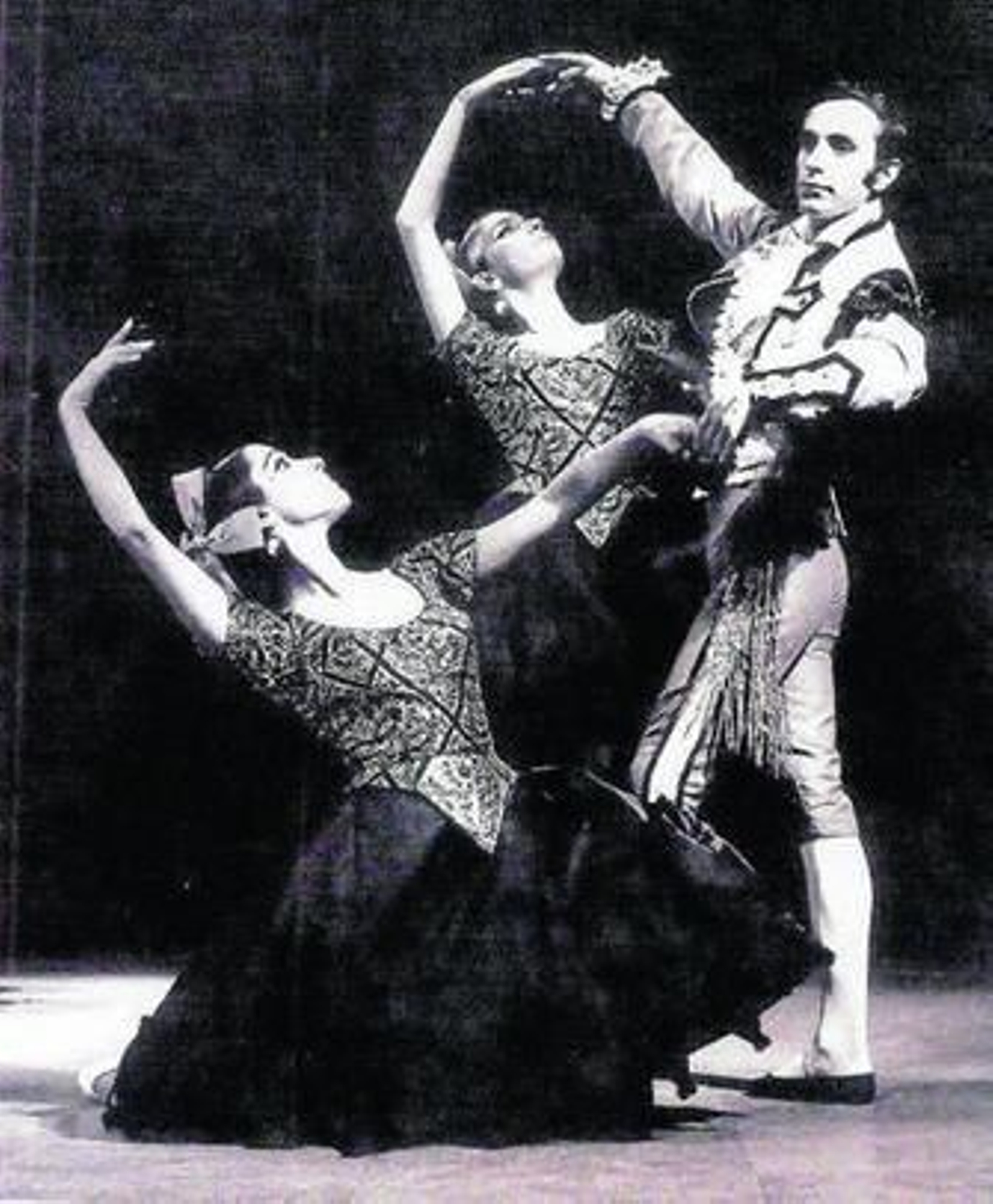 Carmencita, Amparo y Eloy Pericet ataviados de majos en 'La Tertulia'.