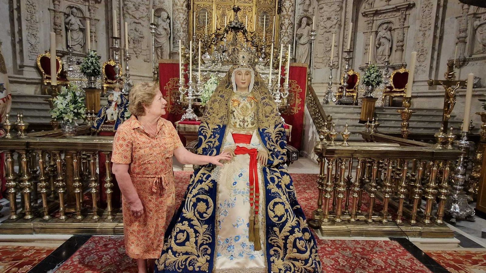 Luisa Antequera Barrera, junto a la Patrona de la Archidiócesis.