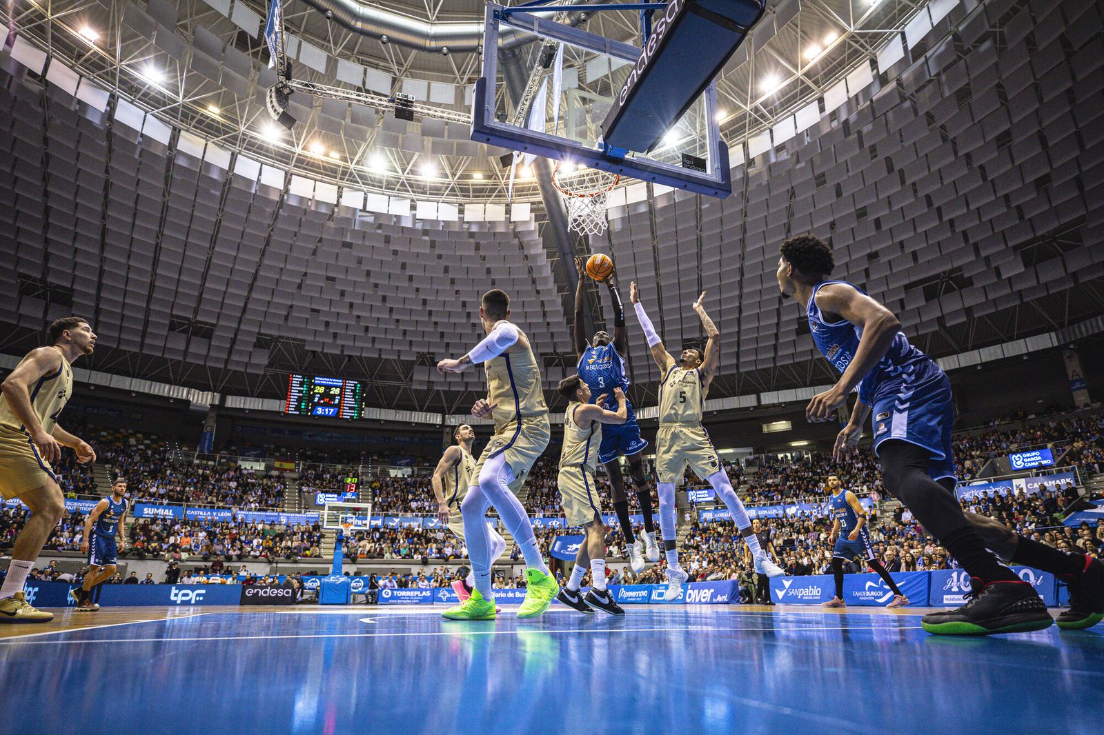 Yannick Nzosa, minutos de calidad ante el Barcelona