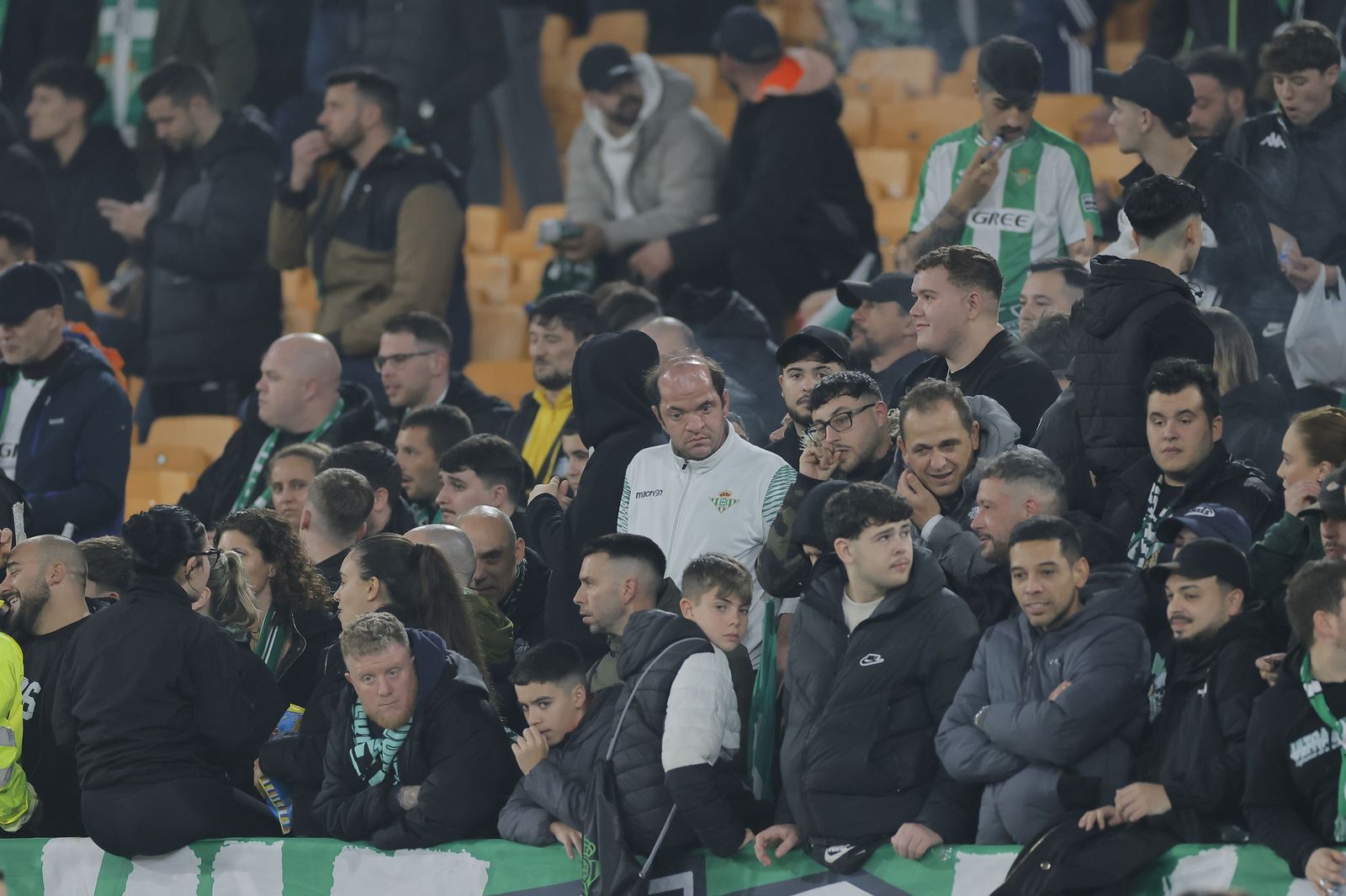 Buscate en las fotos del Betis - Feyenoord