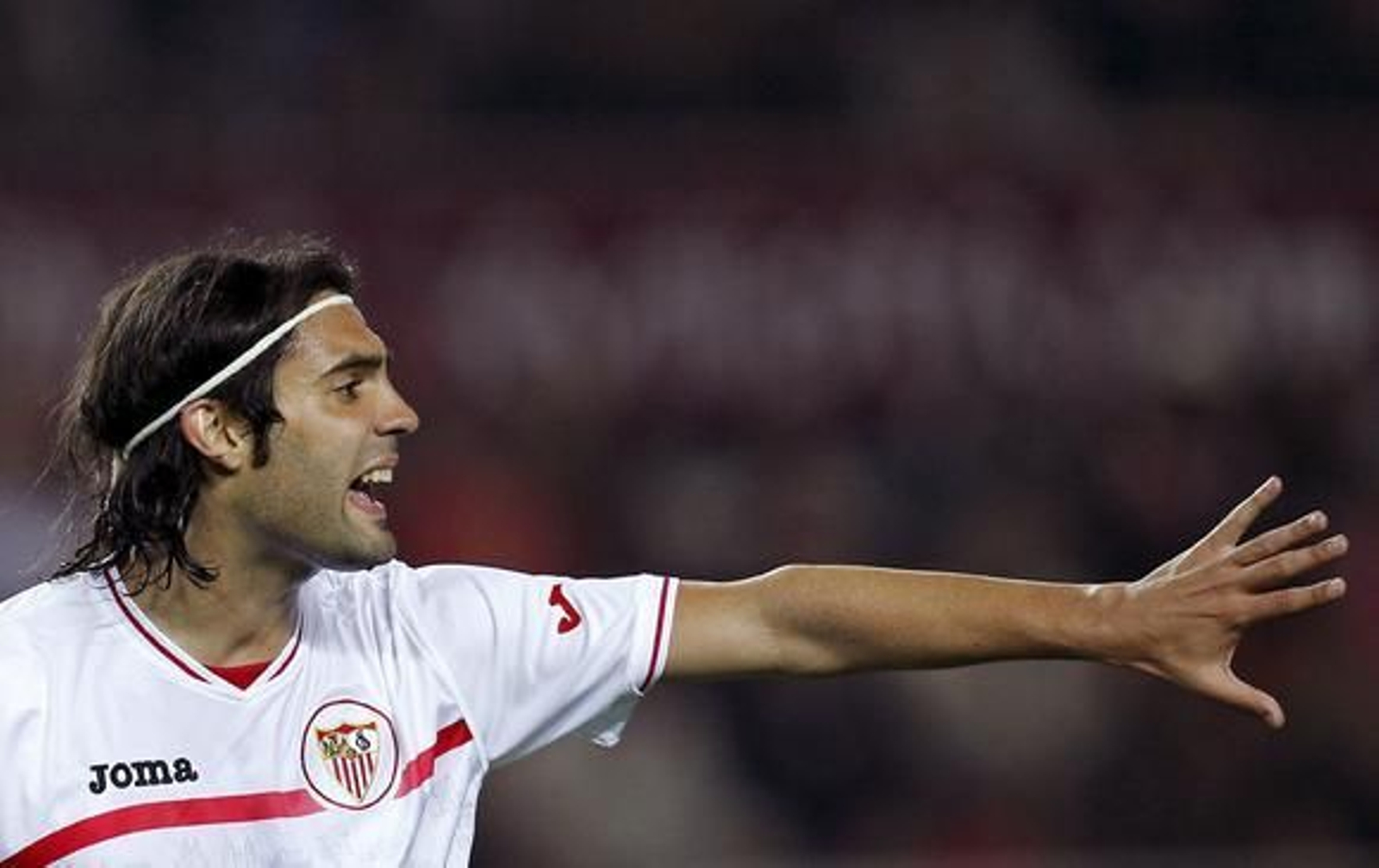 El Sevilla celebra la vuelta de Sergio Sánchez a los terrenos de juego con el pase a las semifinales de Copa del Rey ante el Villarreal (3-0). / EFE