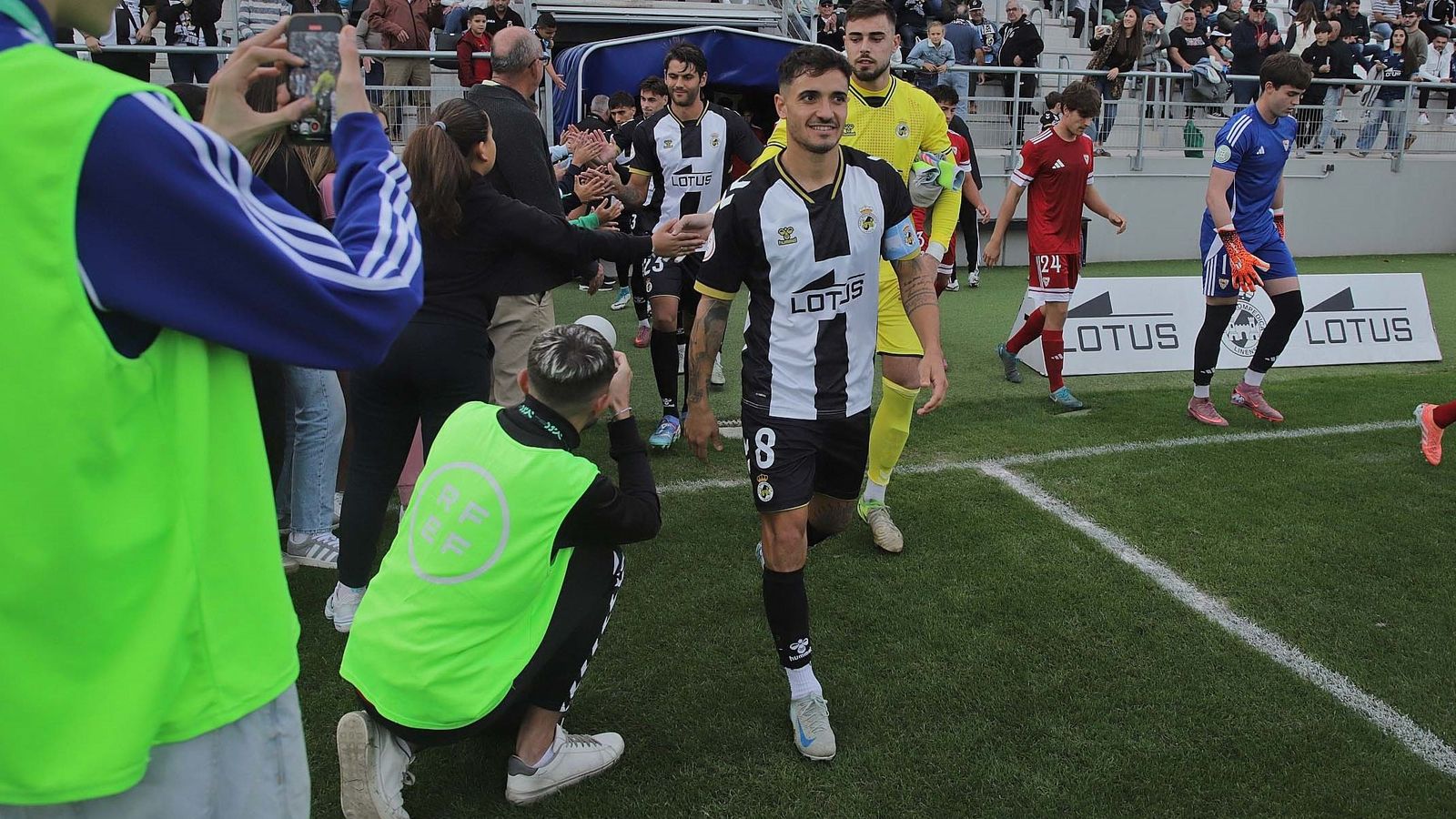 Lanzini, con el brazalete de capitán, salta al campo antes del Balona-Dos Hermanas