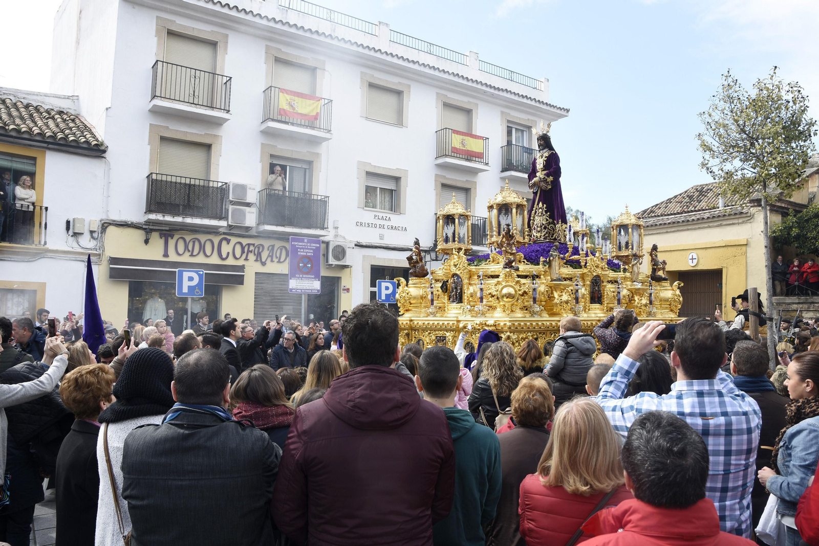 Una multitud se agolpa al paso de Jesús Rescatado en Domingo de Ramos.