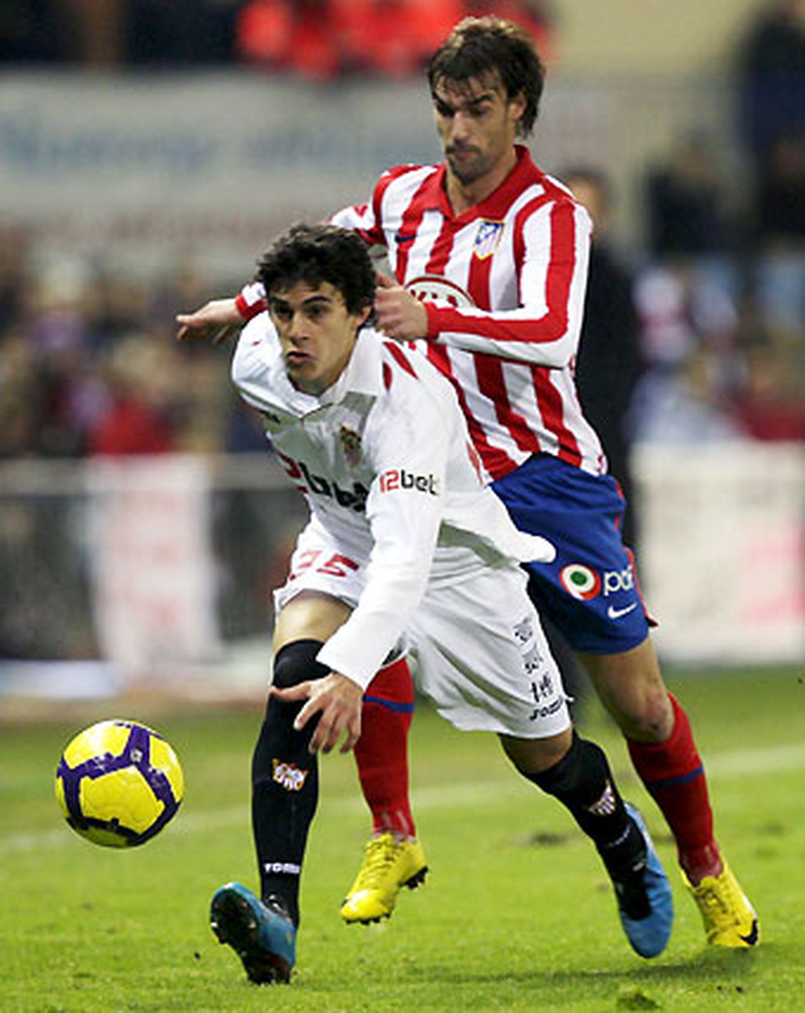 El Sevilla, que se adelantó en el marcador, salió derrotado del Calderón por un gol en propia puerta de Dragutinovic y otro de Antonio López en el 93.

Foto: Reuters / Afp Photo / Efe