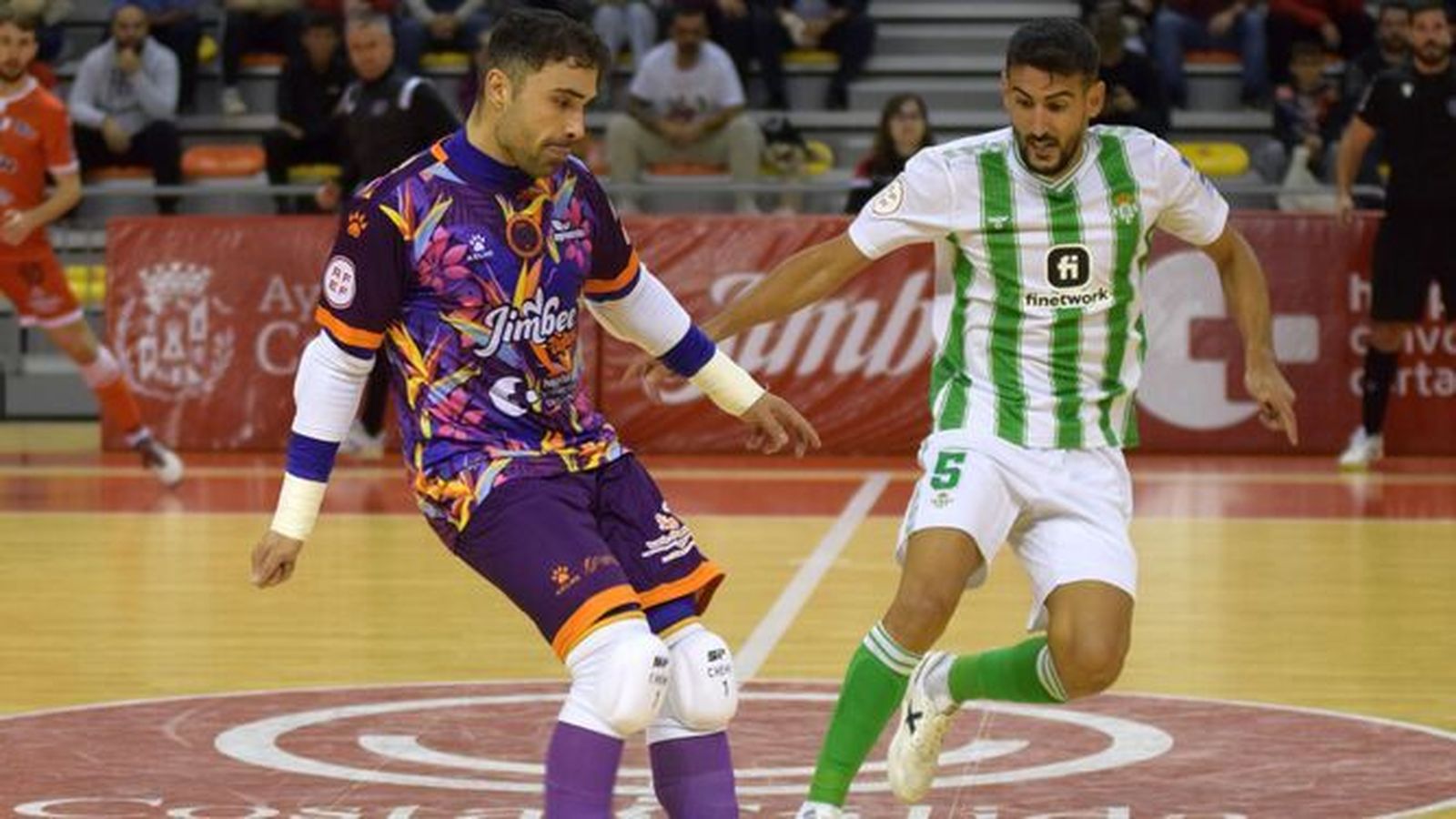 Lemine presiona al guardameta local Chemi.