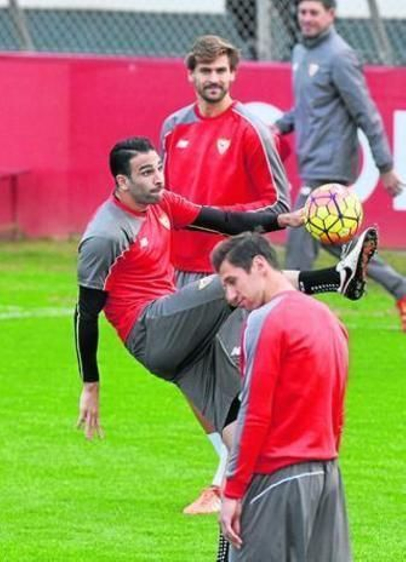 Rami despeja un balón durante el calentamiento de la sesión de ayer ante Llorente y Krychowiak.