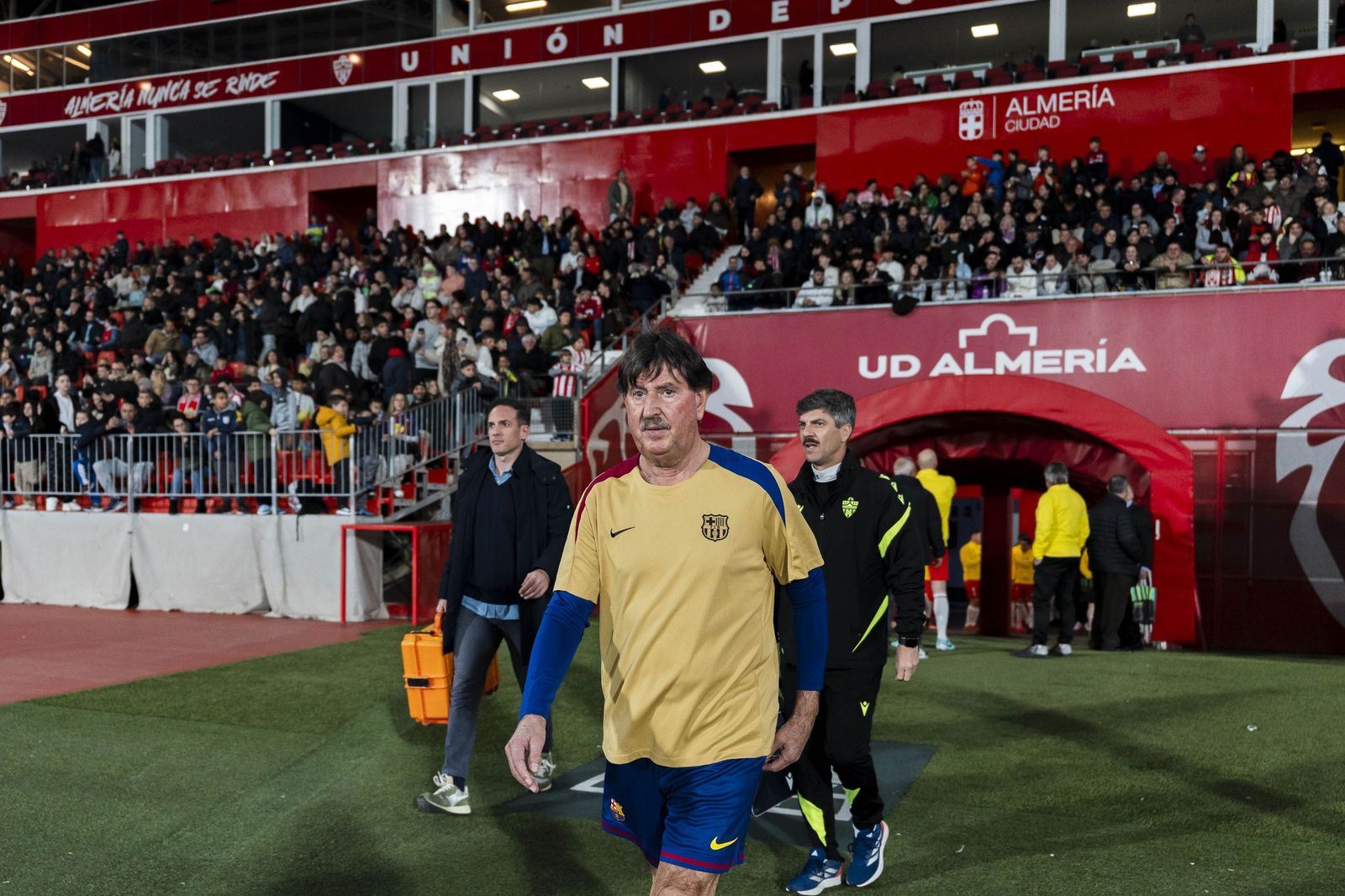 Fotogalería del partido homenaje a Guillermo Blanes entre los veteranos de la UD Almería y el FC Barcelona