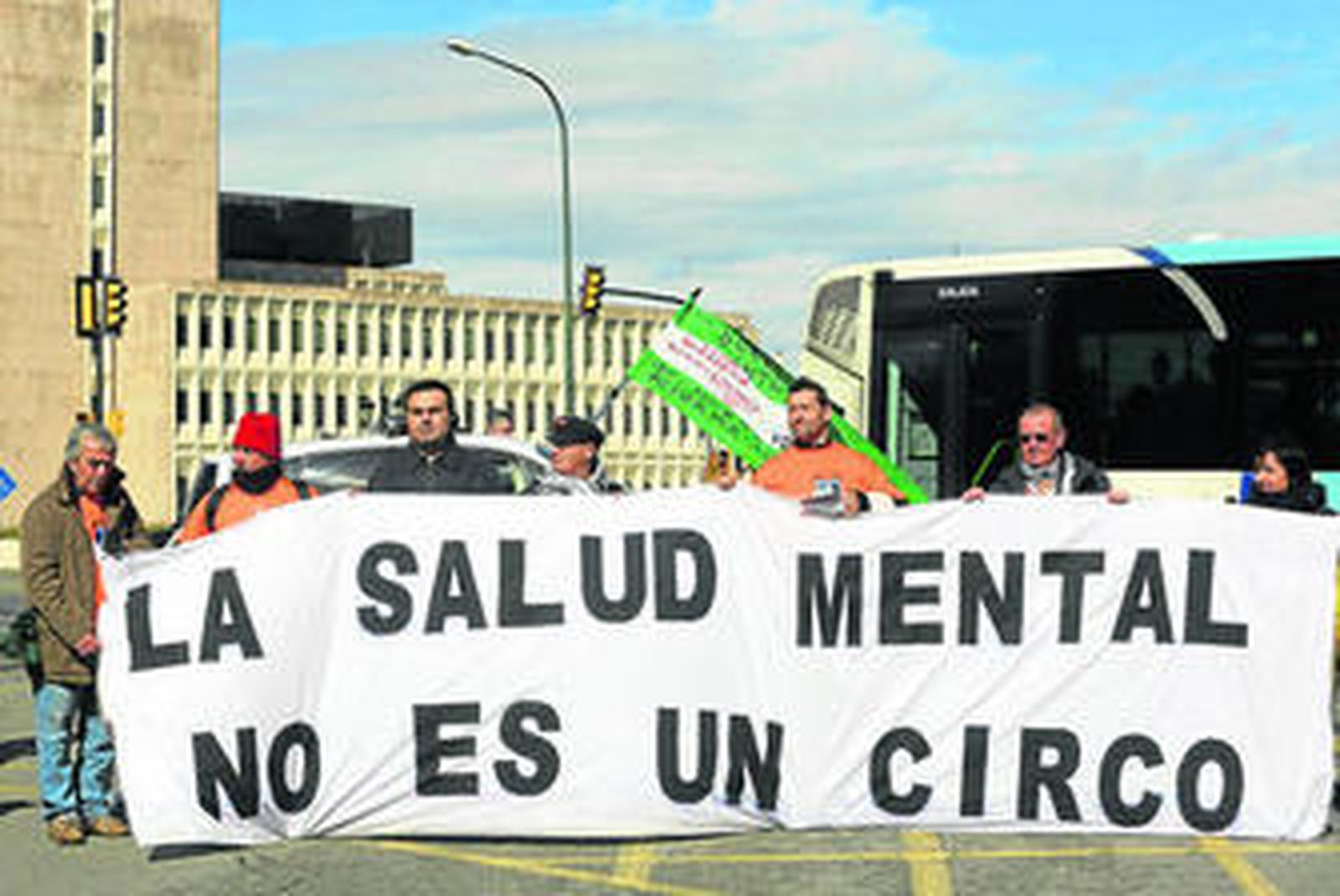 Enfermos mentales y familiares, ayer, protestaban en la Alameda Principal.