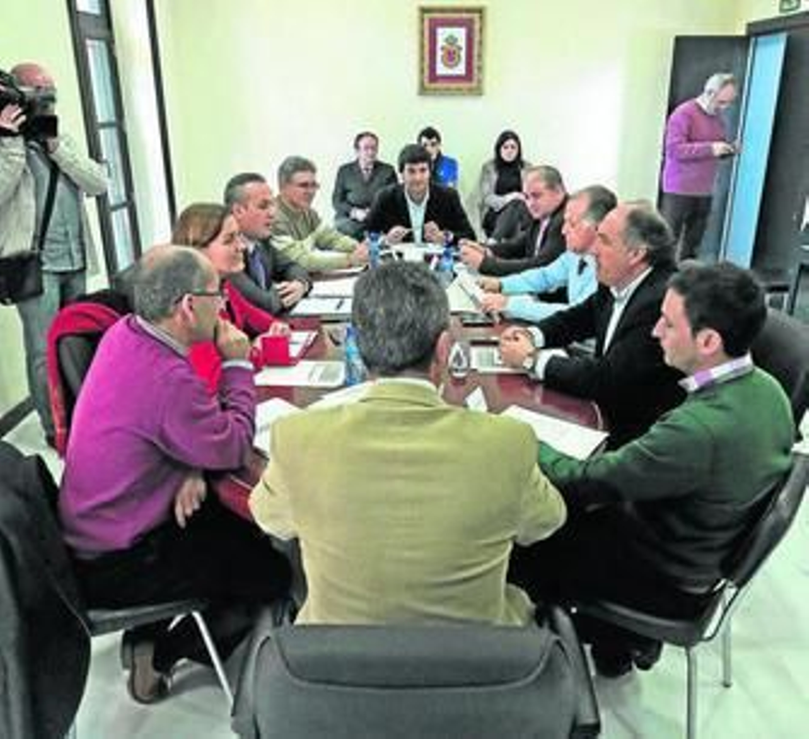 González de la Torre, de espalda, reunido con los alcaldes de la comarca, ayer en la Mancomunidad.